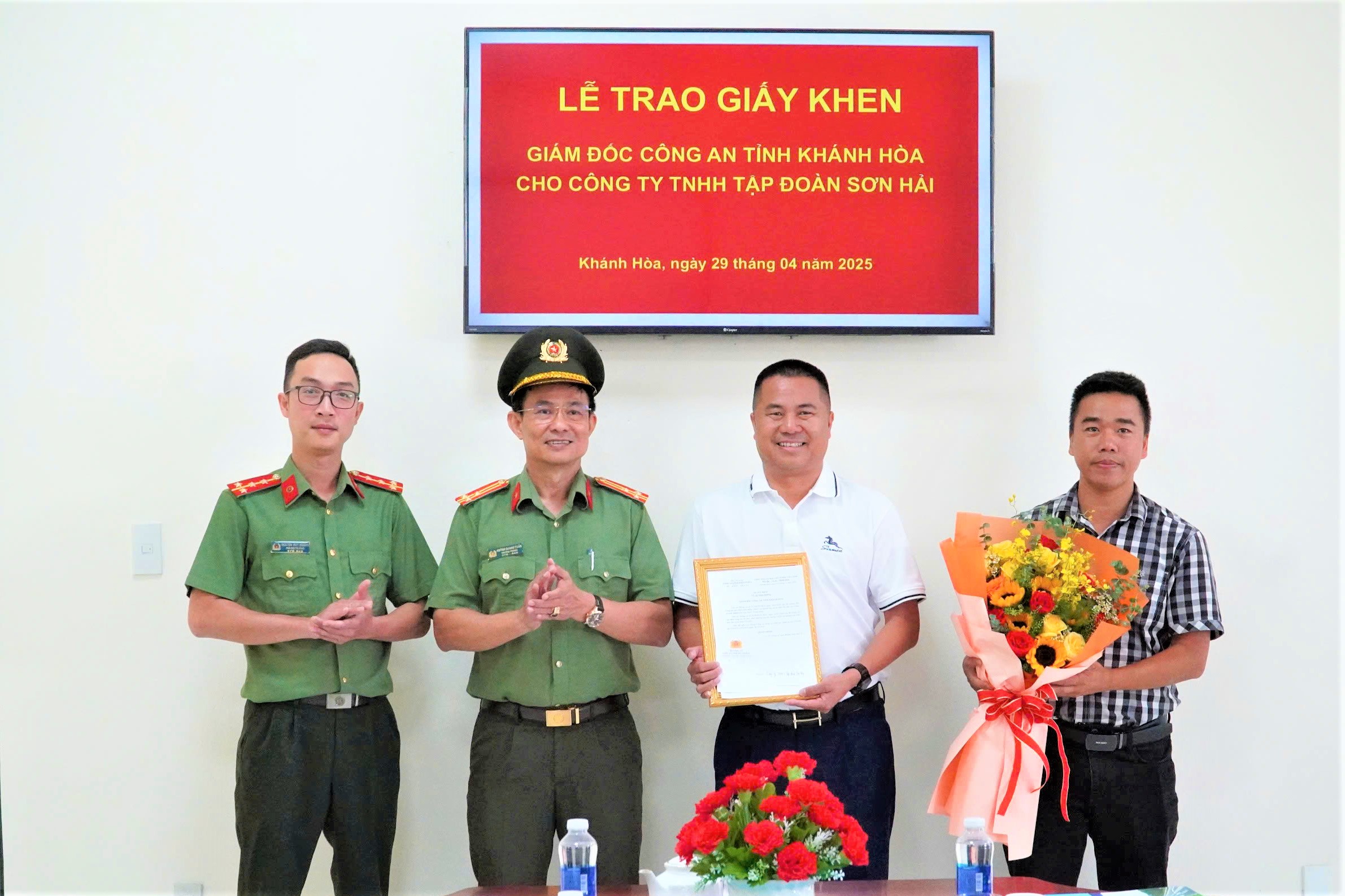 C&ocirc;ng an tỉnh Kh&aacute;nh H&ograve;a khen thưởng c&aacute;n bộ, c&ocirc;ng nh&acirc;n Tập đo&agrave;n Sơn Hải- Ảnh 1.