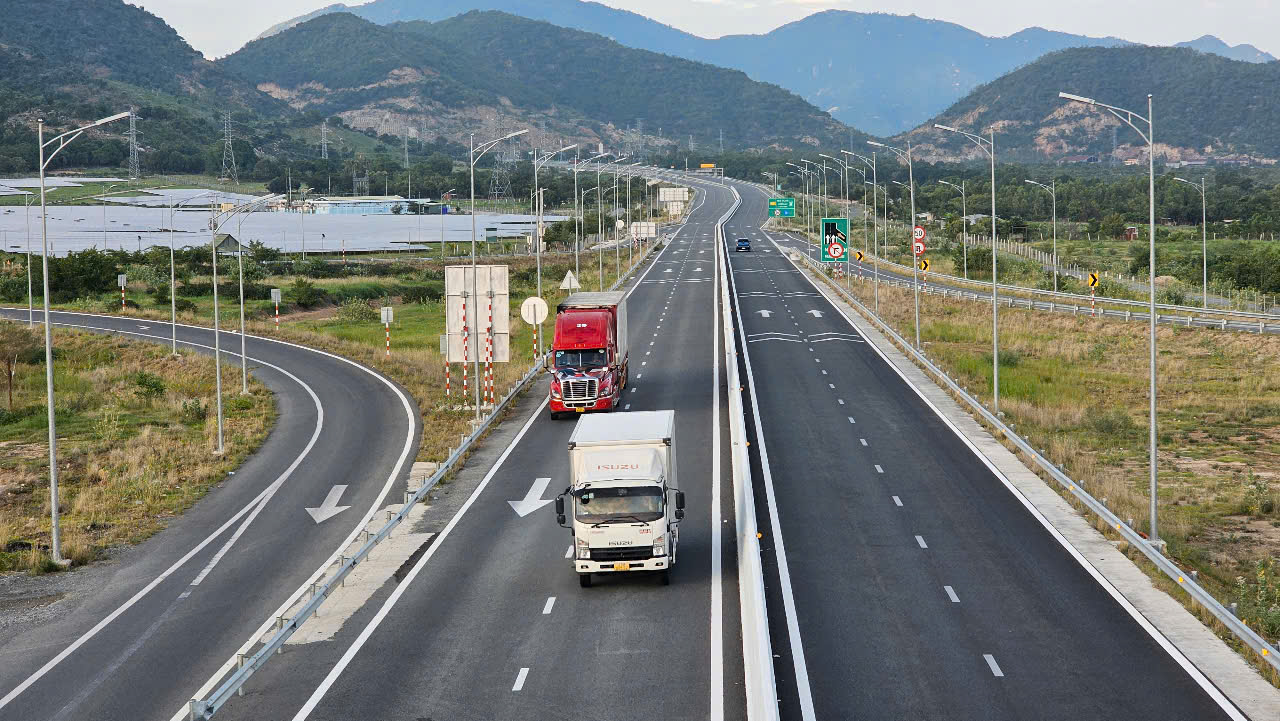 C&ocirc;ng an tỉnh Kh&aacute;nh H&ograve;a khen thưởng c&aacute;n bộ, c&ocirc;ng nh&acirc;n Tập đo&agrave;n Sơn Hải- Ảnh 3.