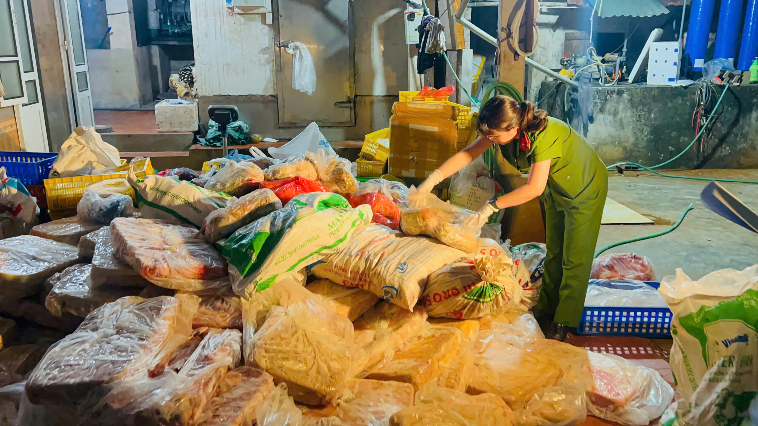 Chặn hơn 10 tấn nội tạng tr&acirc;u, b&ograve; bốc m&ugrave;i chuẩn bị ti&ecirc;u thụ dịp nghỉ lễ- Ảnh 1.