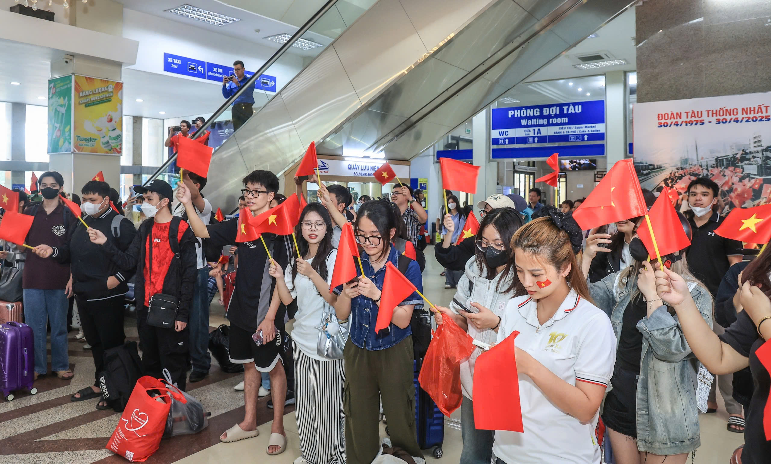 Ga H&agrave; Nội rợp cờ Tổ quốc, đ&oacute;n h&agrave;ng ngh&igrave;n kh&aacute;ch đi t&agrave;u dịp lễ 30/4- Ảnh 2.