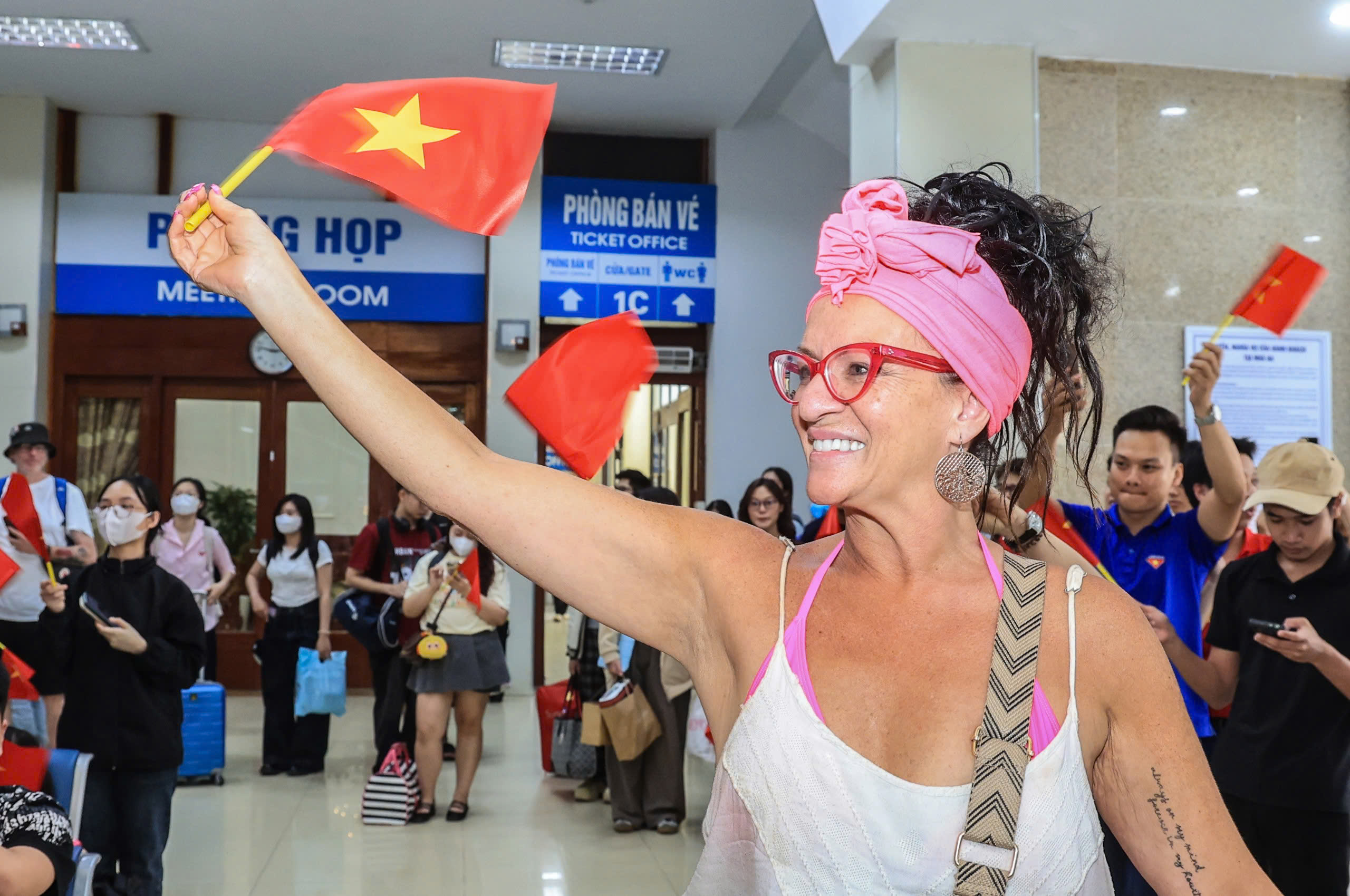 Ga H&agrave; Nội rợp cờ Tổ quốc, đ&oacute;n h&agrave;ng ngh&igrave;n kh&aacute;ch đi t&agrave;u dịp lễ 30/4- Ảnh 5.