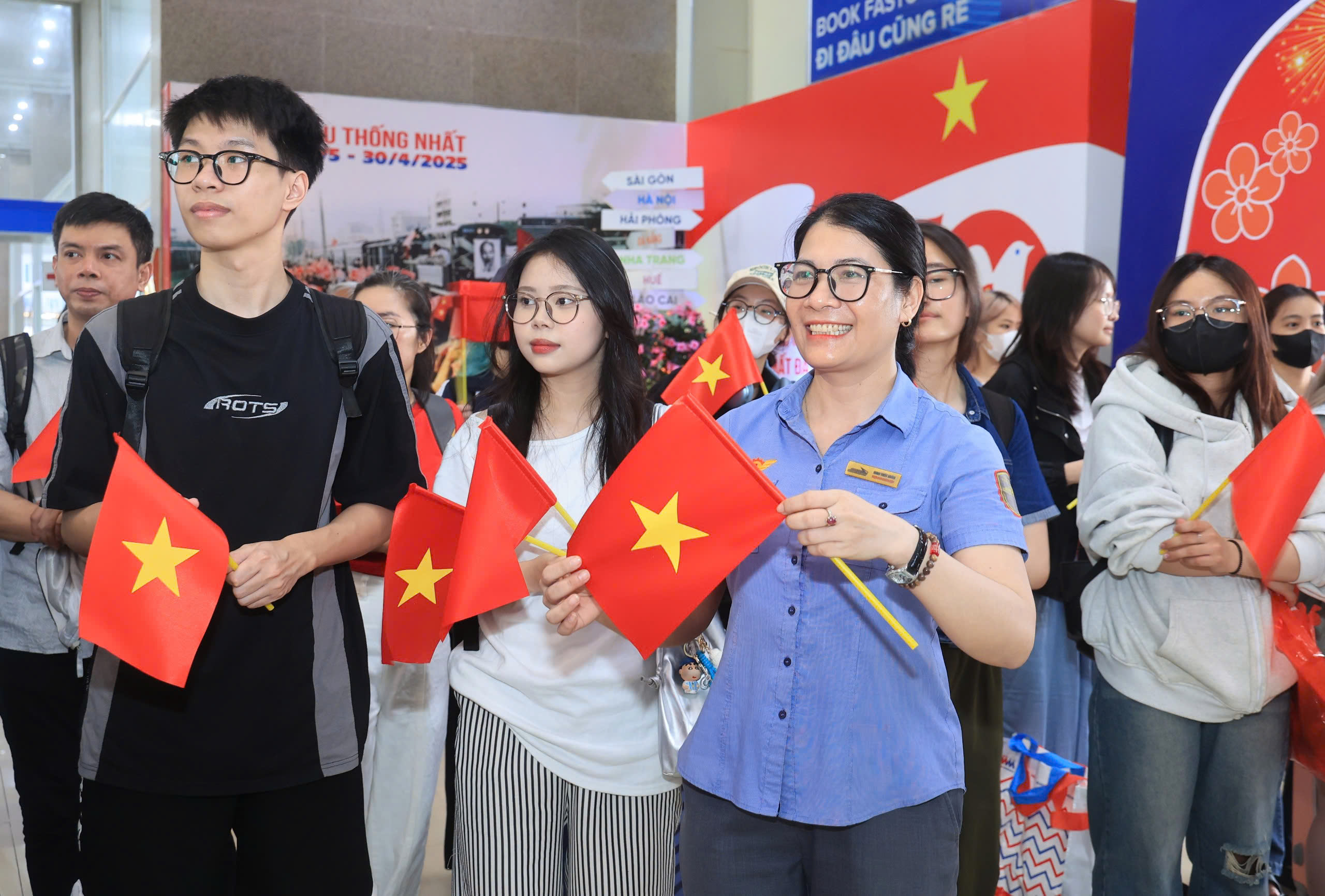 Ga H&agrave; Nội rợp cờ Tổ quốc, đ&oacute;n h&agrave;ng ngh&igrave;n kh&aacute;ch đi t&agrave;u dịp lễ 30/4- Ảnh 4.