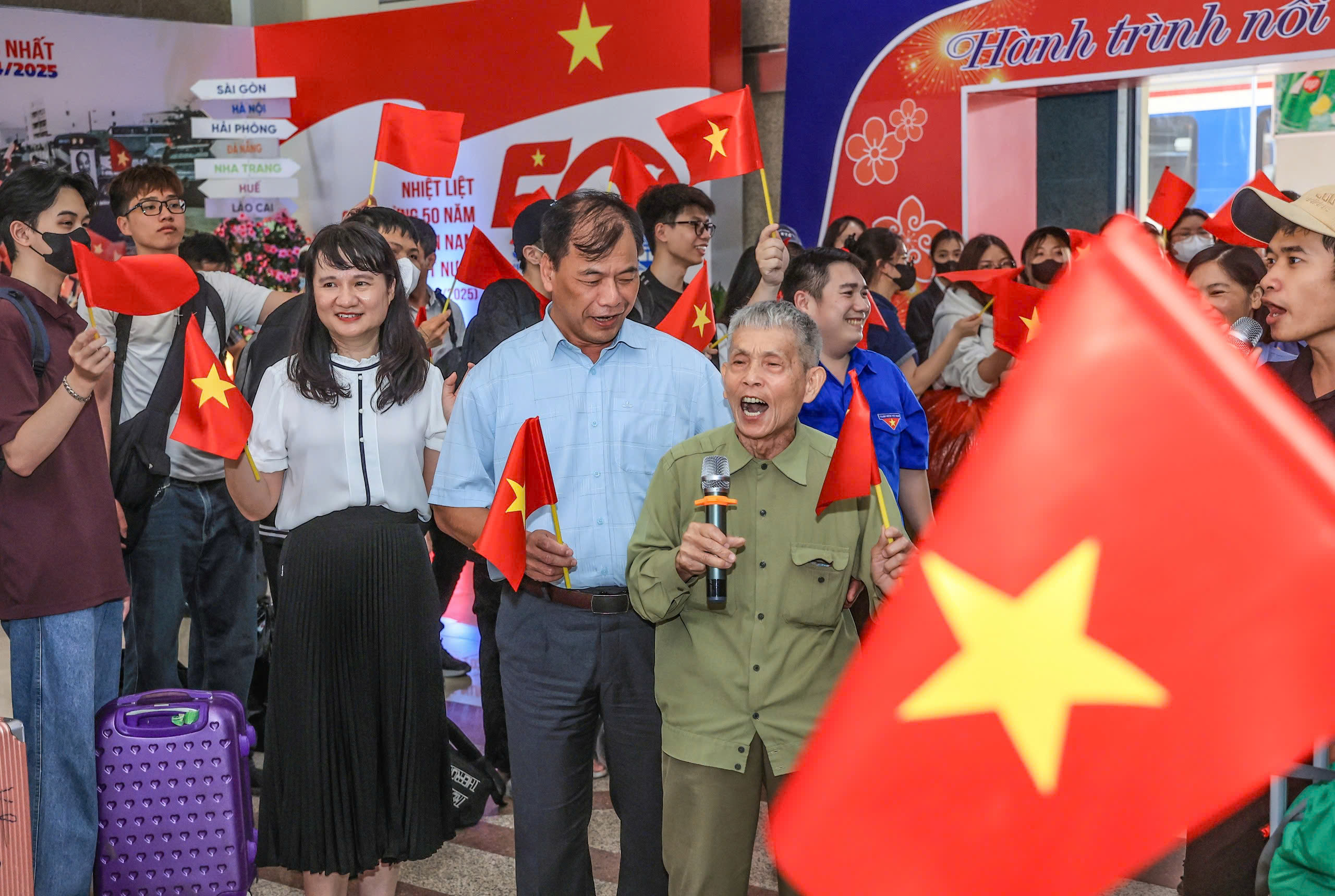 Ga H&agrave; Nội rợp cờ Tổ quốc, đ&oacute;n h&agrave;ng ngh&igrave;n kh&aacute;ch đi t&agrave;u dịp lễ 30/4- Ảnh 3.
