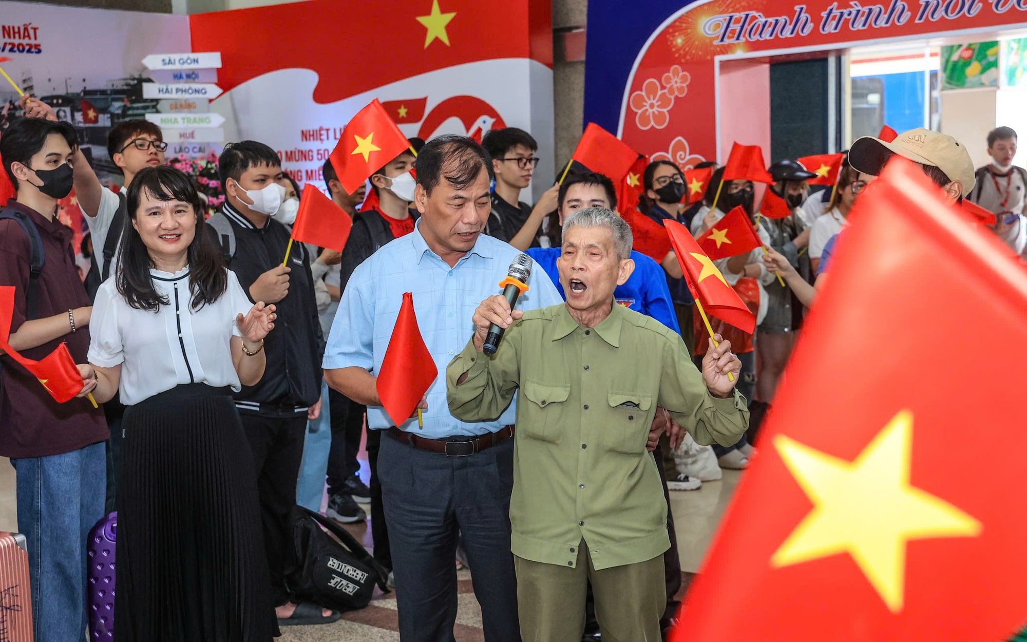 Ga H&agrave; Nội rợp cờ Tổ quốc, đ&oacute;n h&agrave;ng ngh&igrave;n kh&aacute;ch đi t&agrave;u dịp lễ 30/4