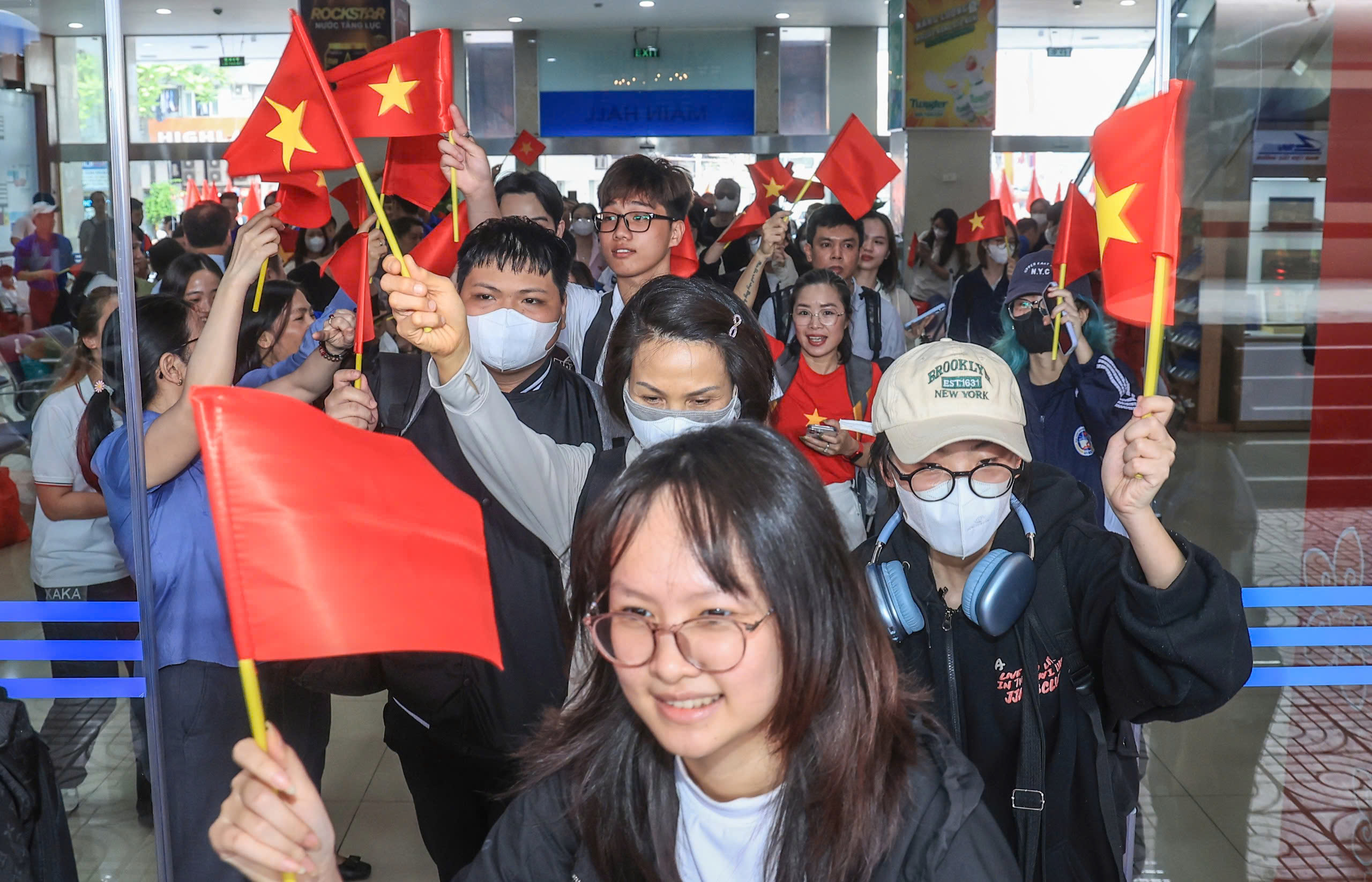 Ga H&agrave; Nội rợp cờ Tổ quốc, đ&oacute;n h&agrave;ng ngh&igrave;n kh&aacute;ch đi t&agrave;u dịp lễ 30/4- Ảnh 6.