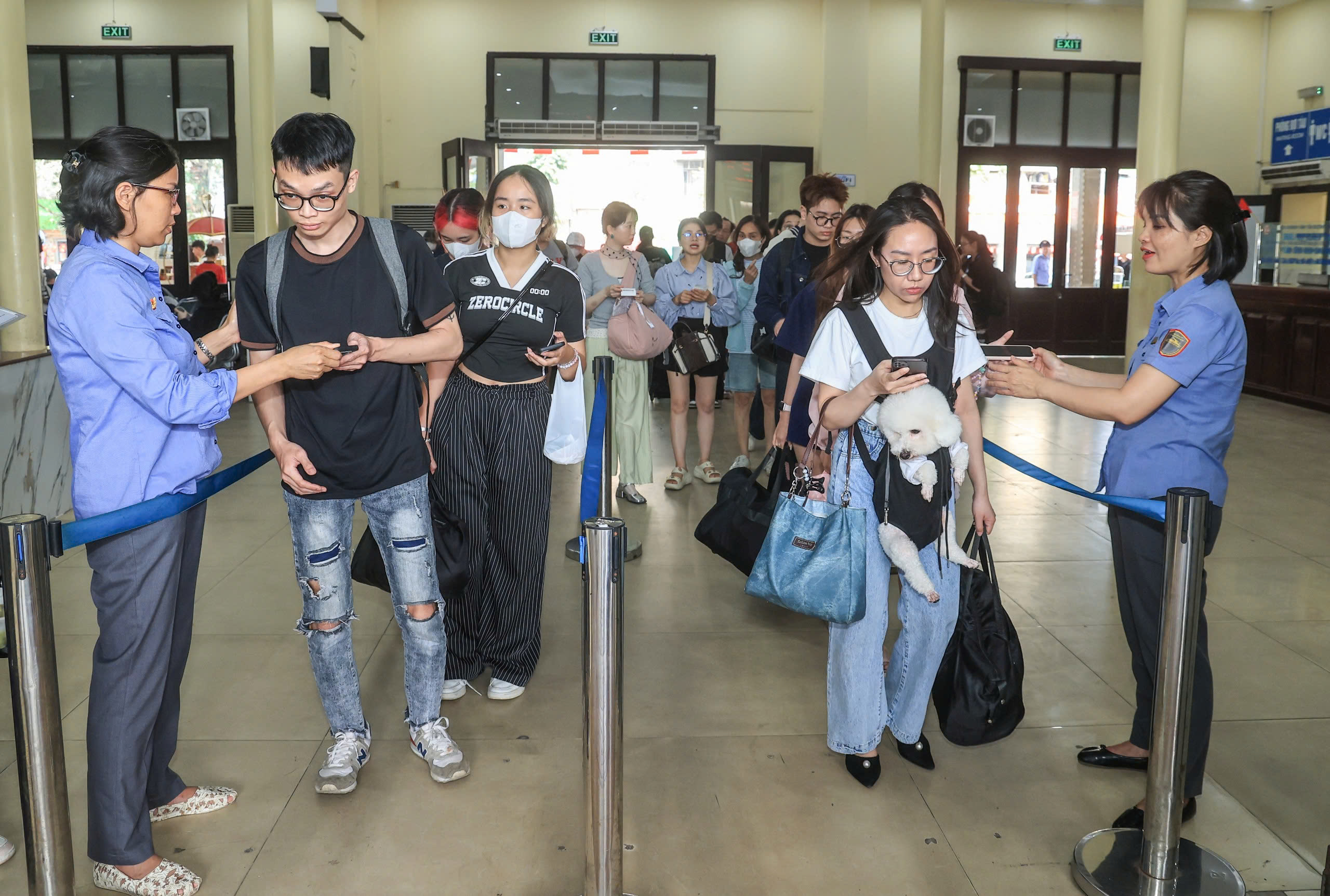 Ga H&agrave; Nội rợp cờ Tổ quốc, đ&oacute;n h&agrave;ng ngh&igrave;n kh&aacute;ch đi t&agrave;u dịp lễ 30/4- Ảnh 7.