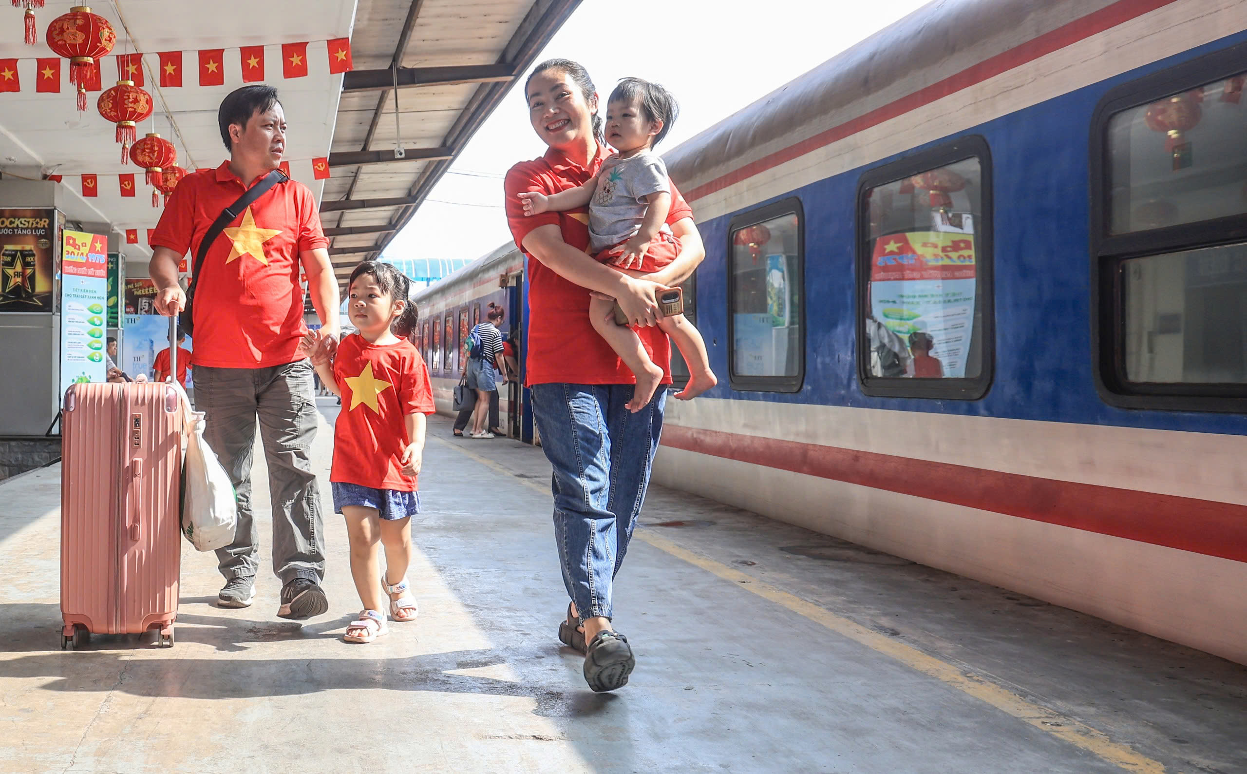 Ga H&agrave; Nội rợp cờ Tổ quốc, đ&oacute;n h&agrave;ng ngh&igrave;n kh&aacute;ch đi t&agrave;u dịp lễ 30/4- Ảnh 9.