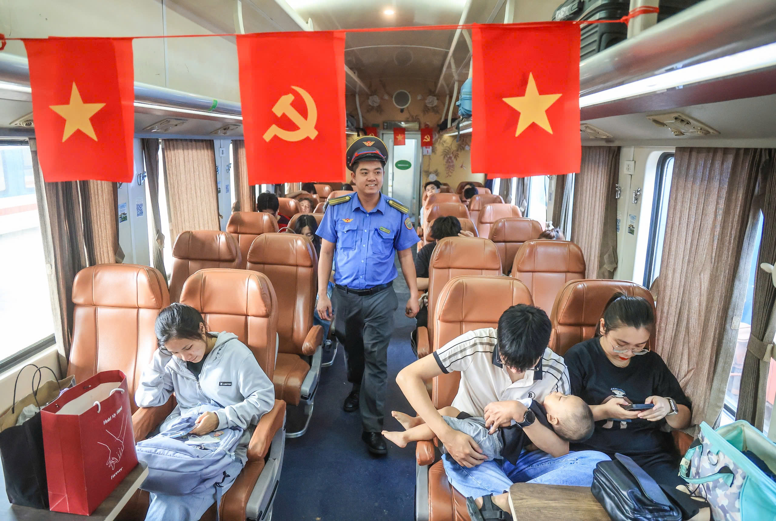 Ga H&agrave; Nội rợp cờ Tổ quốc, đ&oacute;n h&agrave;ng ngh&igrave;n kh&aacute;ch đi t&agrave;u dịp lễ 30/4- Ảnh 11.