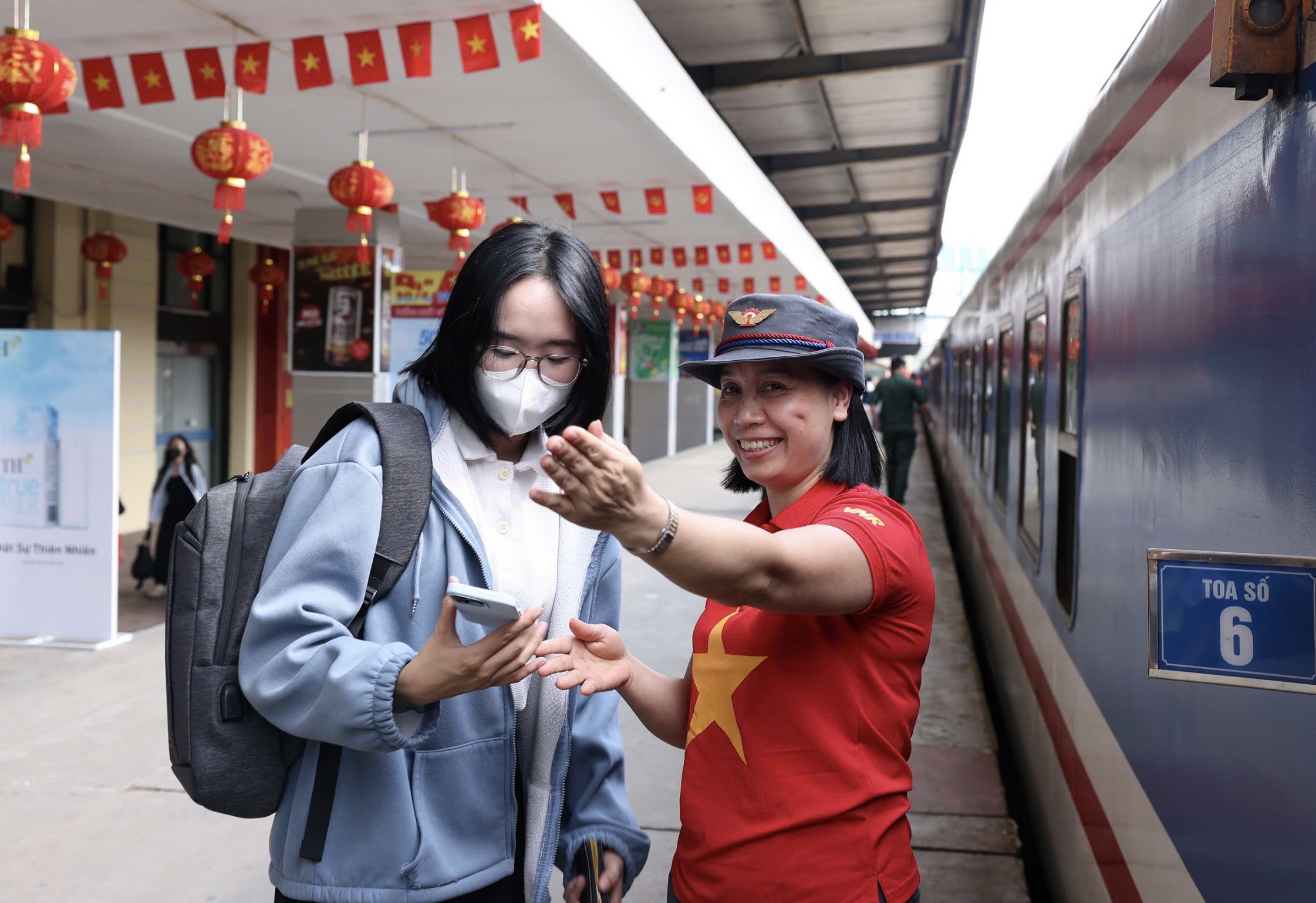 Ga H&agrave; Nội rợp cờ Tổ quốc, đ&oacute;n h&agrave;ng ngh&igrave;n kh&aacute;ch đi t&agrave;u dịp lễ 30/4- Ảnh 12.