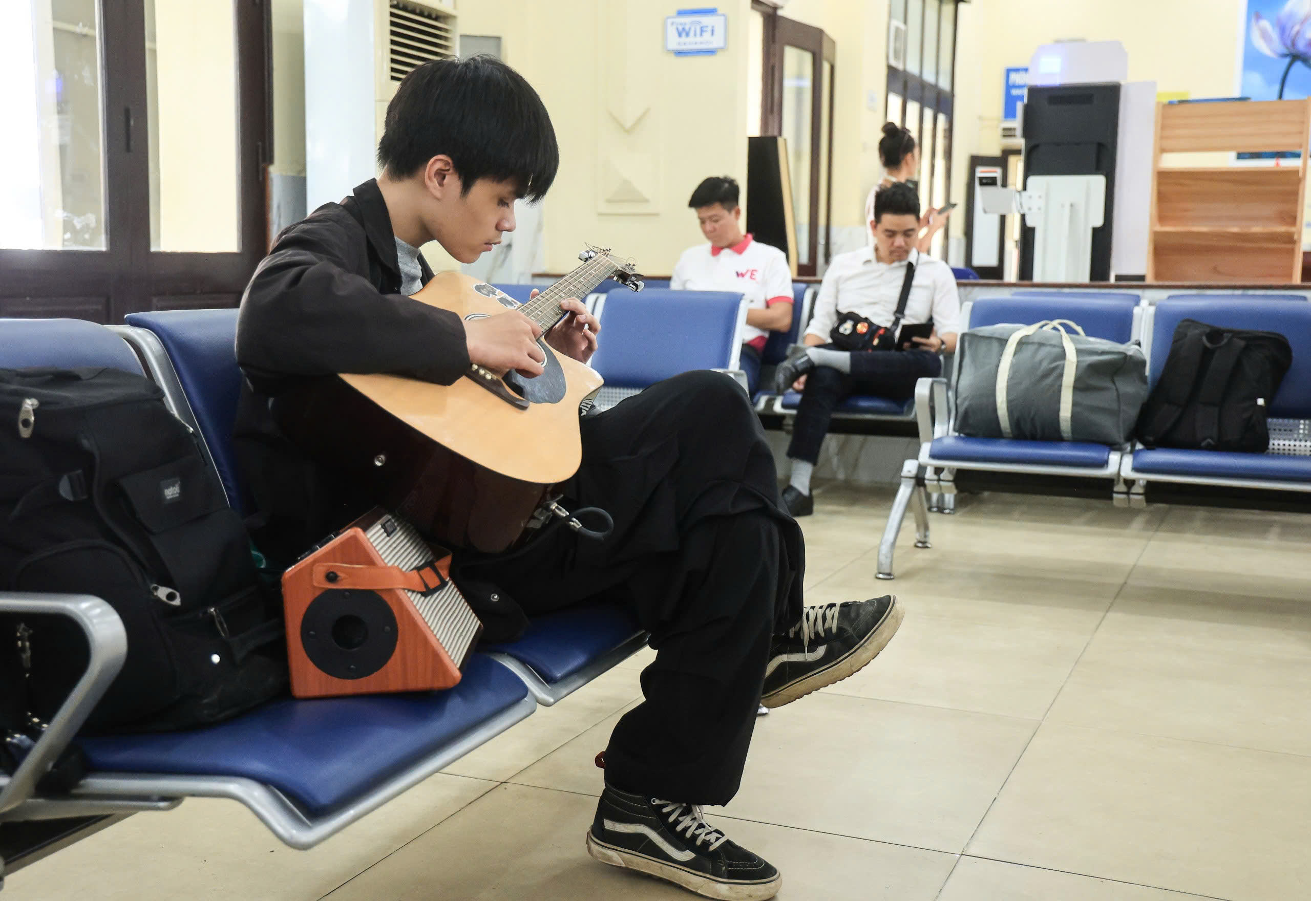 Ga H&agrave; Nội rợp cờ Tổ quốc, đ&oacute;n h&agrave;ng ngh&igrave;n kh&aacute;ch đi t&agrave;u dịp lễ 30/4- Ảnh 14.