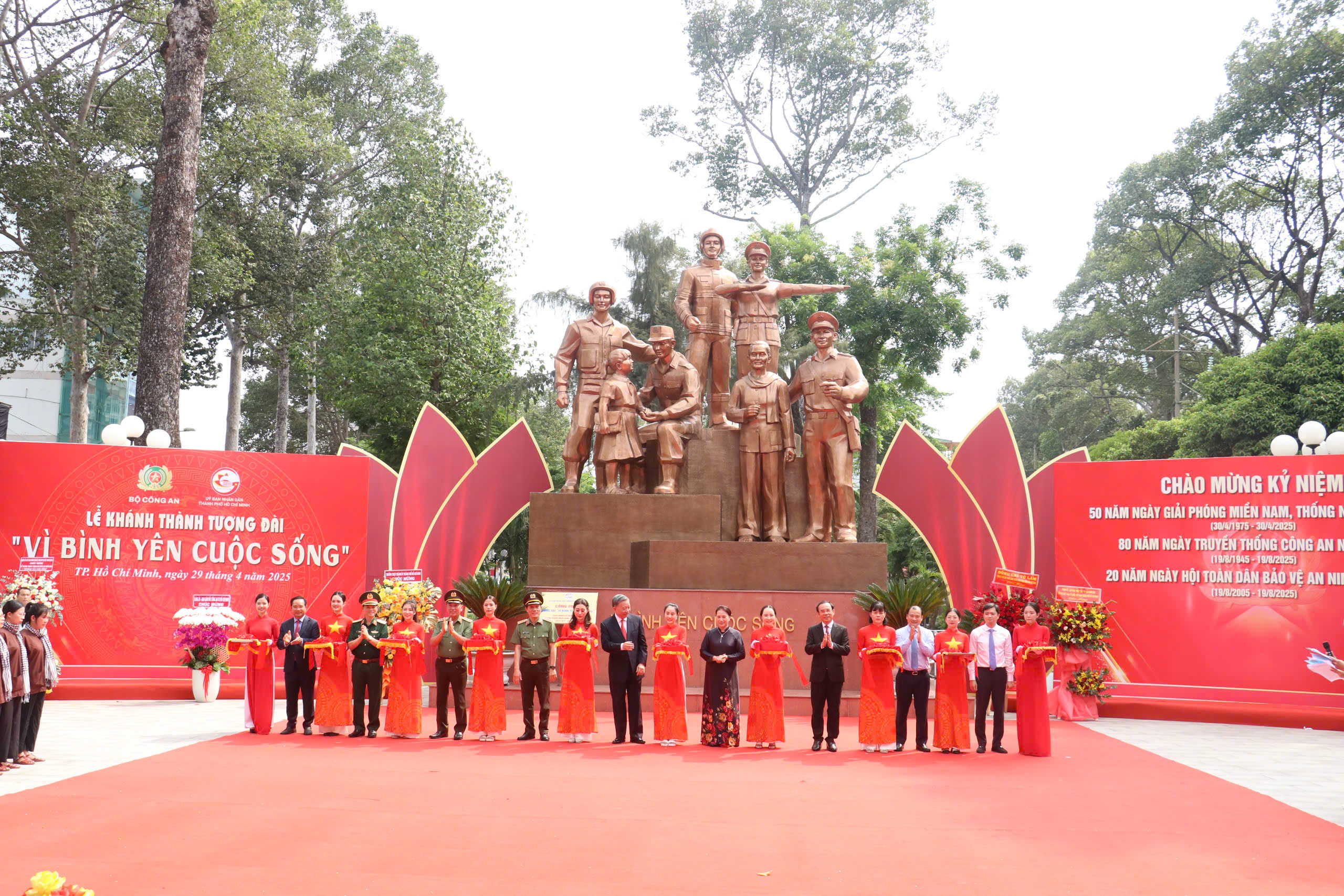 L&atilde;nh đạo Đảng, Nh&agrave; nước d&acirc;ng hương Chủ tịch Hồ Ch&iacute; Minh tại Bến Nh&agrave; Rồng- Ảnh 4.