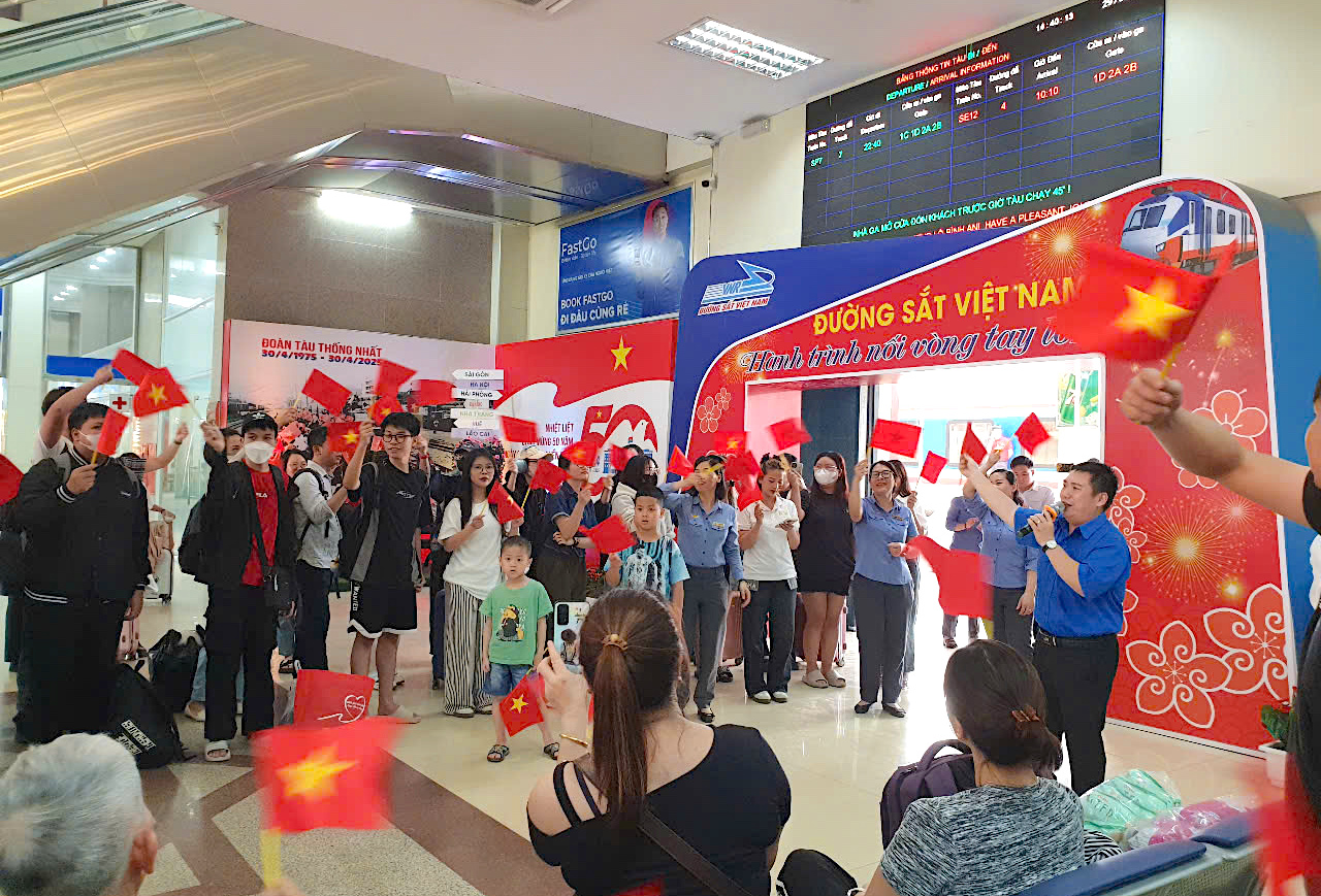 Ga H&agrave; Nội rợp cờ Tổ quốc, đ&oacute;n h&agrave;ng ngh&igrave;n kh&aacute;ch đi t&agrave;u dịp lễ 30/4- Ảnh 1.