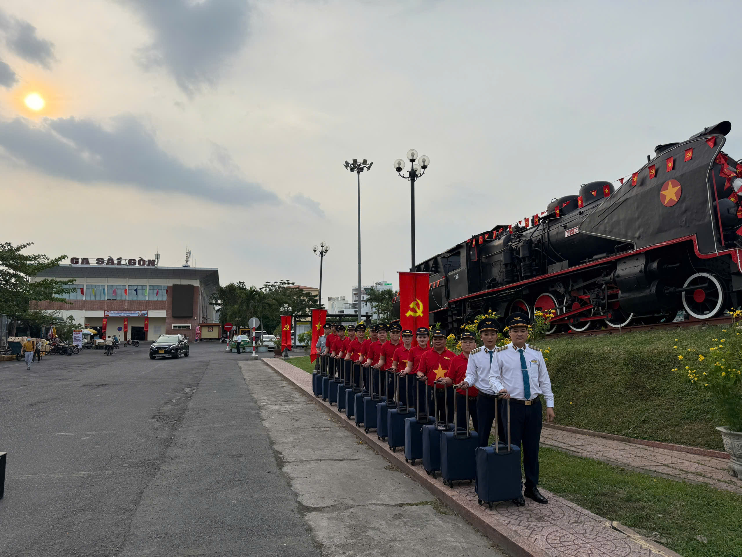 Khởi h&agrave;nh chuyến t&agrave;u đặc biệt ch&agrave;o mừng ng&agrave;y đất nước ho&agrave;n to&agrave;n giải ph&oacute;ng- Ảnh 2.