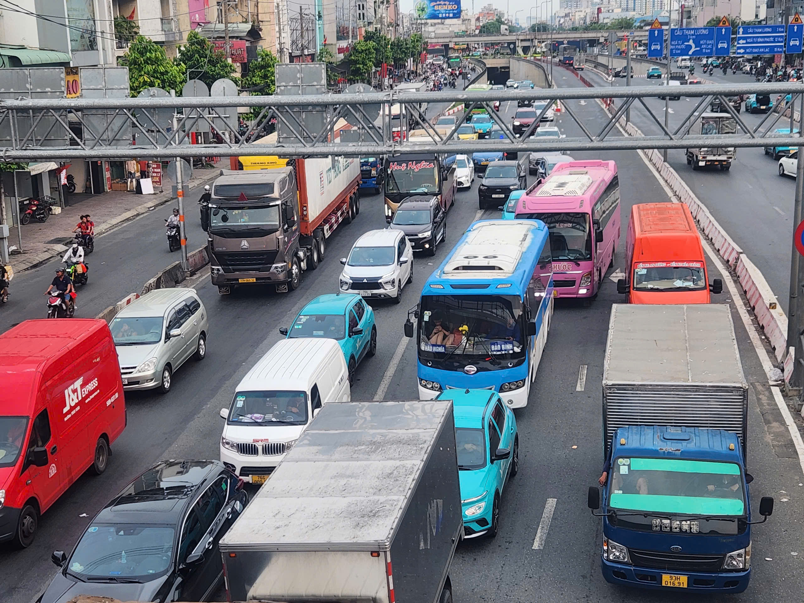 &Ugrave;n &ugrave;n về qu&ecirc; nghỉ lễ, giao th&ocirc;ng TP.HCM "n&oacute;ng" từ trung t&acirc;m đến cửa ng&otilde; chiều 29/4- Ảnh 5.