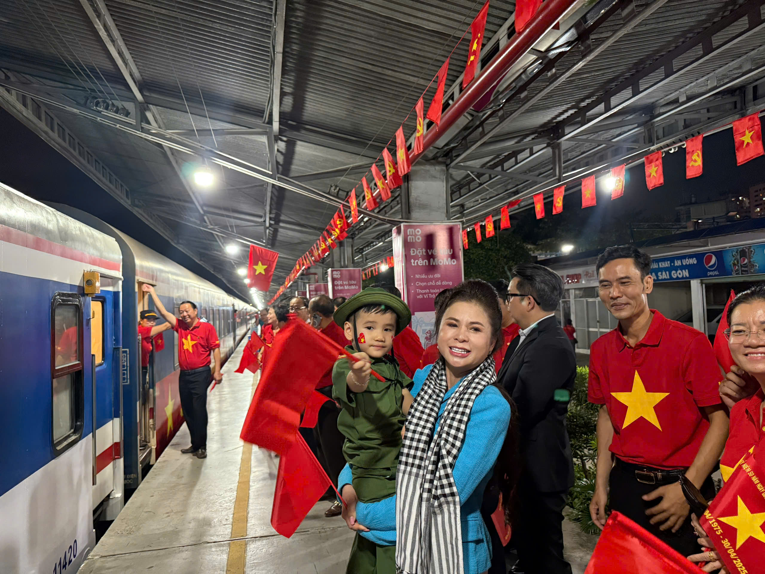 Khởi h&agrave;nh chuyến t&agrave;u đặc biệt ch&agrave;o mừng ng&agrave;y đất nước ho&agrave;n to&agrave;n giải ph&oacute;ng- Ảnh 6.