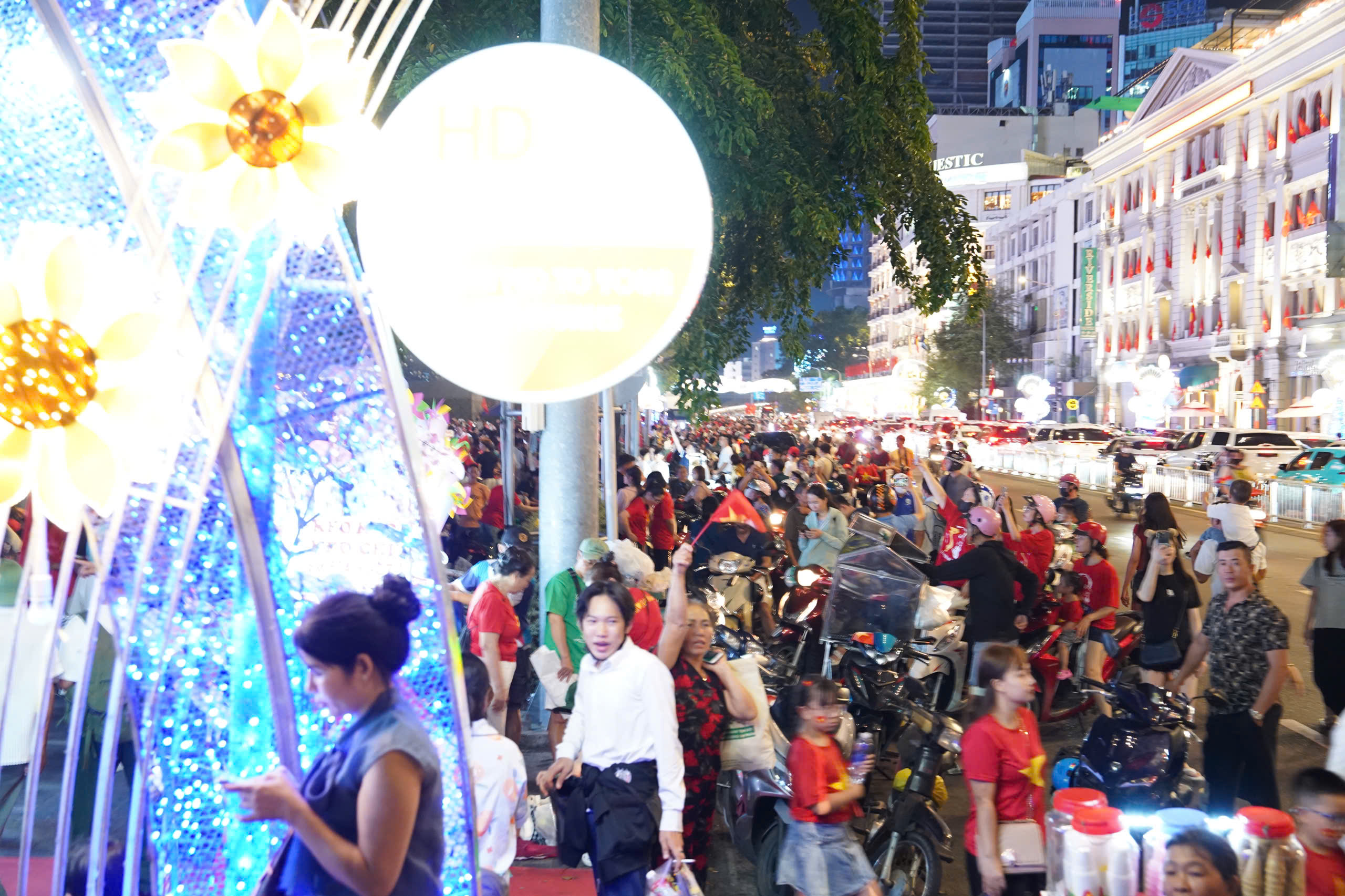 Người d&acirc;n đổ về trung t&acirc;m TP.HCM cắm trại qua đ&ecirc;m chờ xem diễu binh, diễu h&agrave;nh- Ảnh 8.