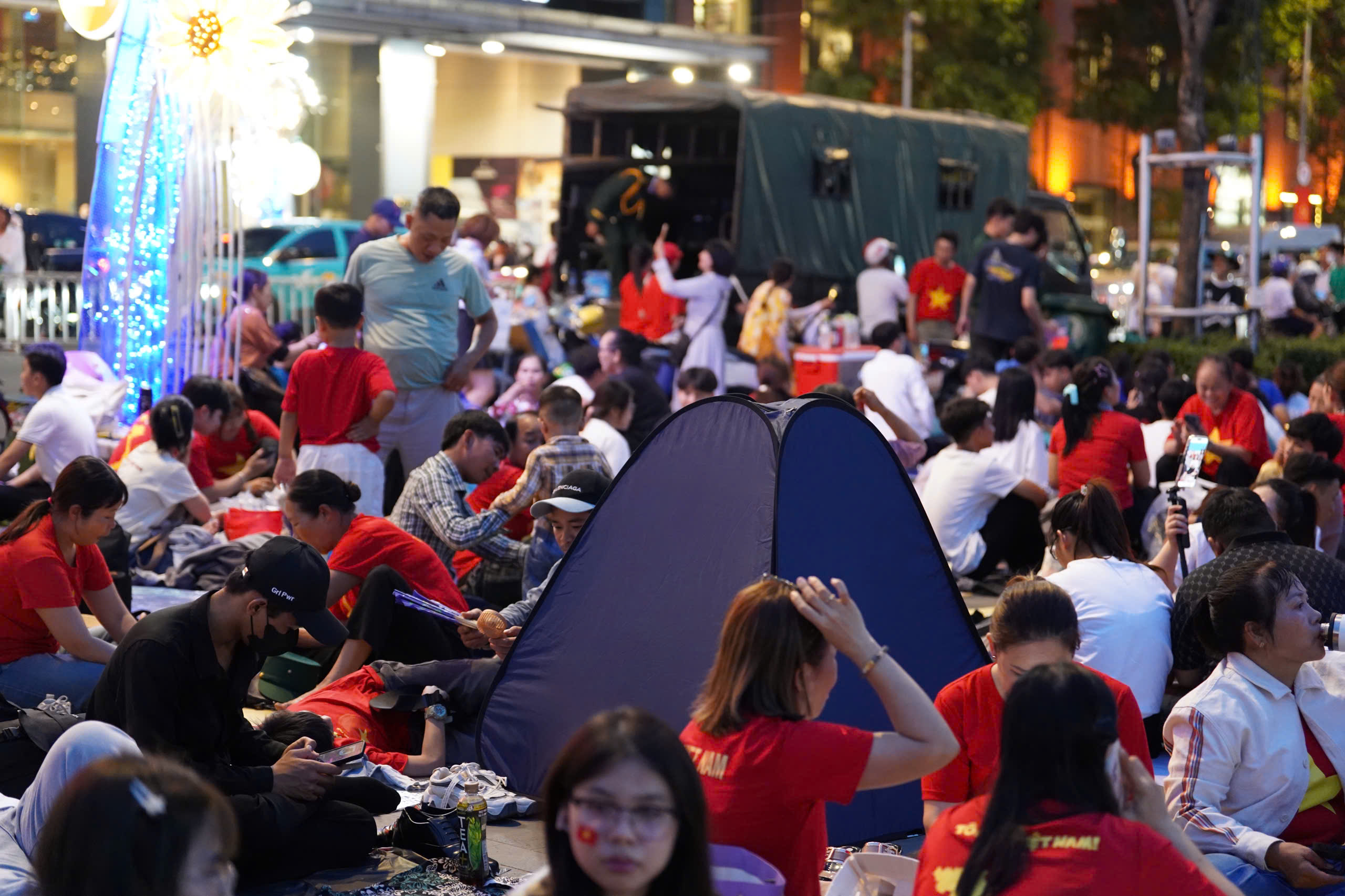 Người d&acirc;n đổ về trung t&acirc;m TP.HCM cắm trại qua đ&ecirc;m chờ xem diễu binh, diễu h&agrave;nh- Ảnh 10.