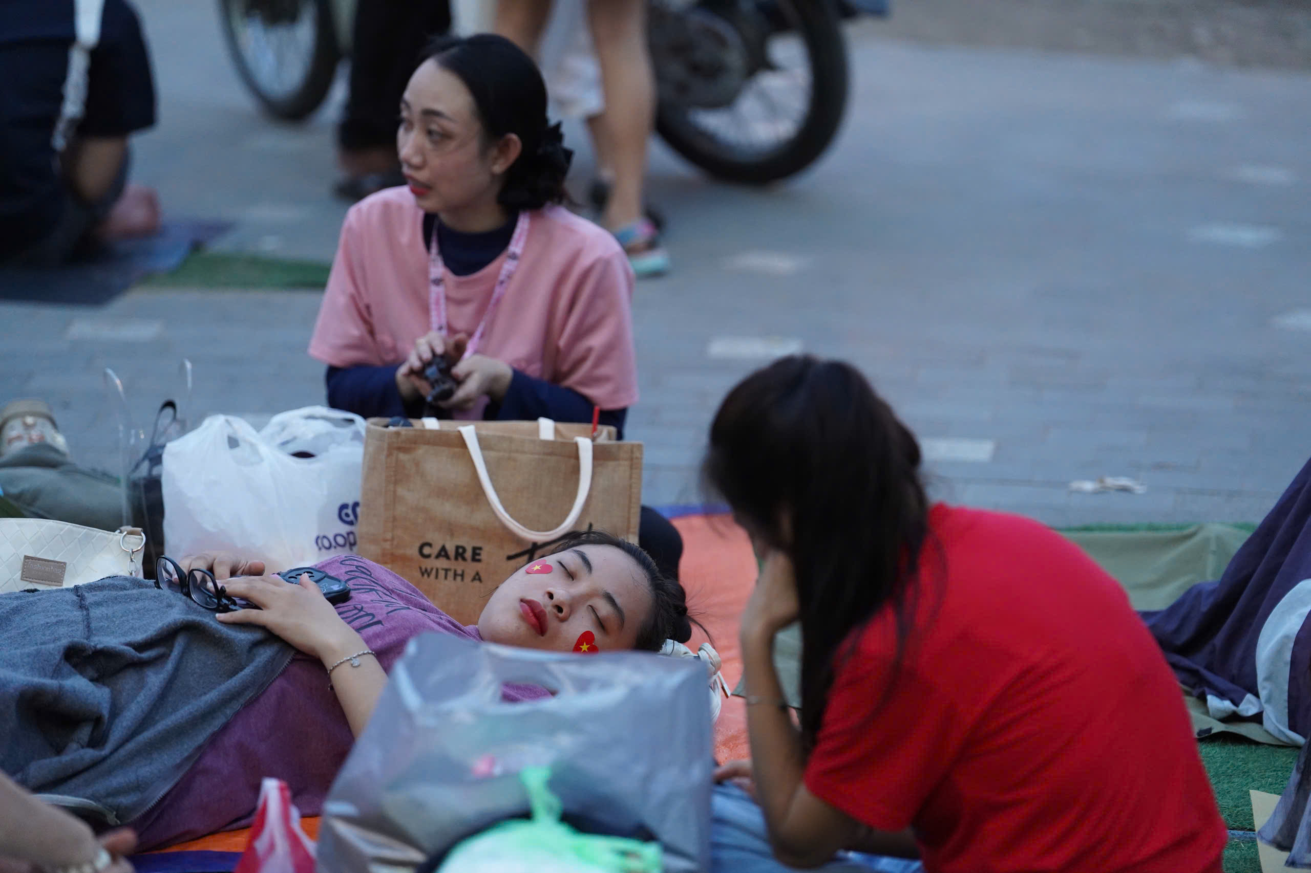 Người d&acirc;n đổ về trung t&acirc;m TP.HCM cắm trại qua đ&ecirc;m chờ xem diễu binh, diễu h&agrave;nh- Ảnh 7.