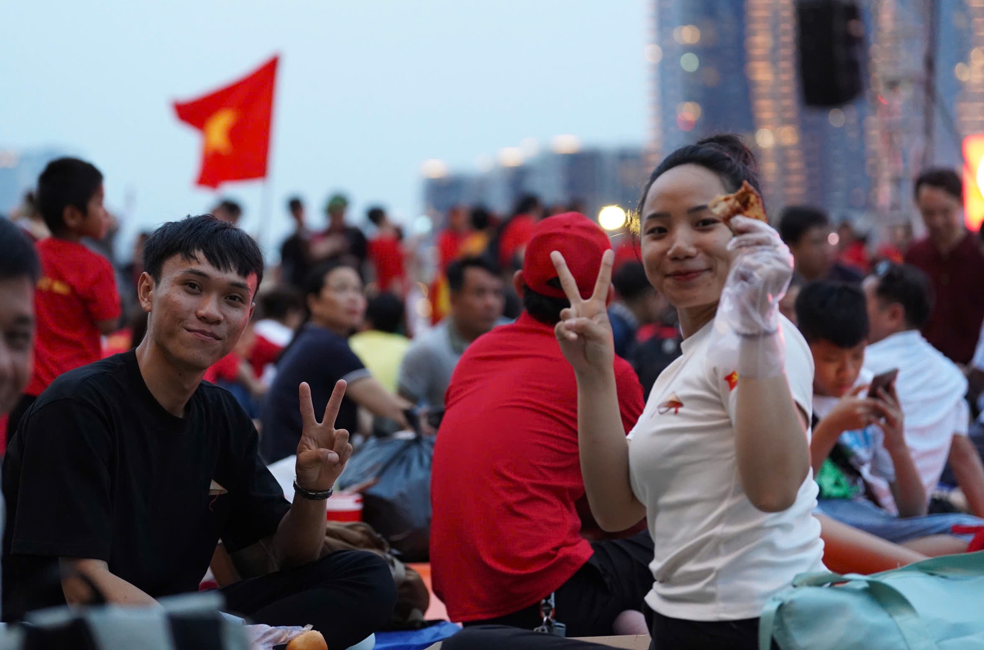 Người d&acirc;n đổ về trung t&acirc;m TP.HCM cắm trại qua đ&ecirc;m chờ xem diễu binh, diễu h&agrave;nh- Ảnh 4.