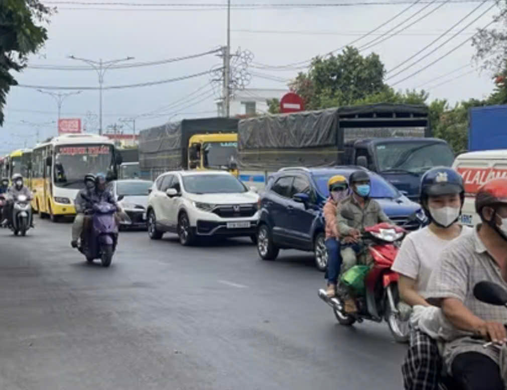 H&agrave;ng ngh&igrave;n phương tiện đổ về miền T&acirc;y, cầu Rạch Miễu 3 lần xả trạm thu ph&iacute;- Ảnh 1.