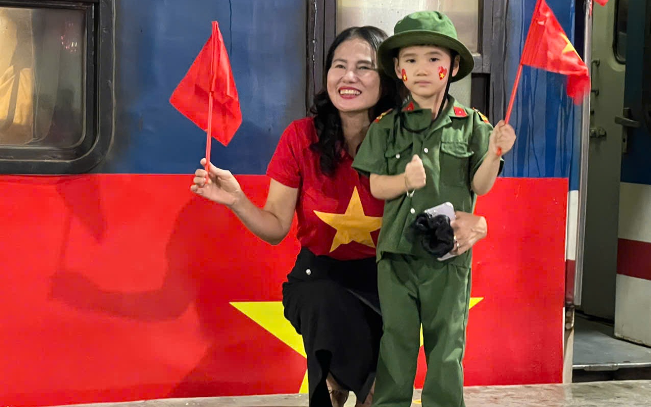 Khởi h&agrave;nh chuyến t&agrave;u đặc biệt ch&agrave;o mừng ng&agrave;y đất nước ho&agrave;n to&agrave;n giải ph&oacute;ng