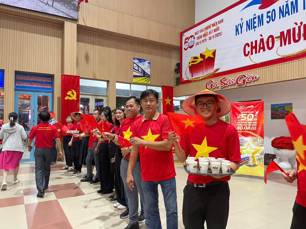 Khởi h&agrave;nh chuyến t&agrave;u đặc biệt ch&agrave;o mừng ng&agrave;y đất nước ho&agrave;n to&agrave;n giải ph&oacute;ng- Ảnh 5.