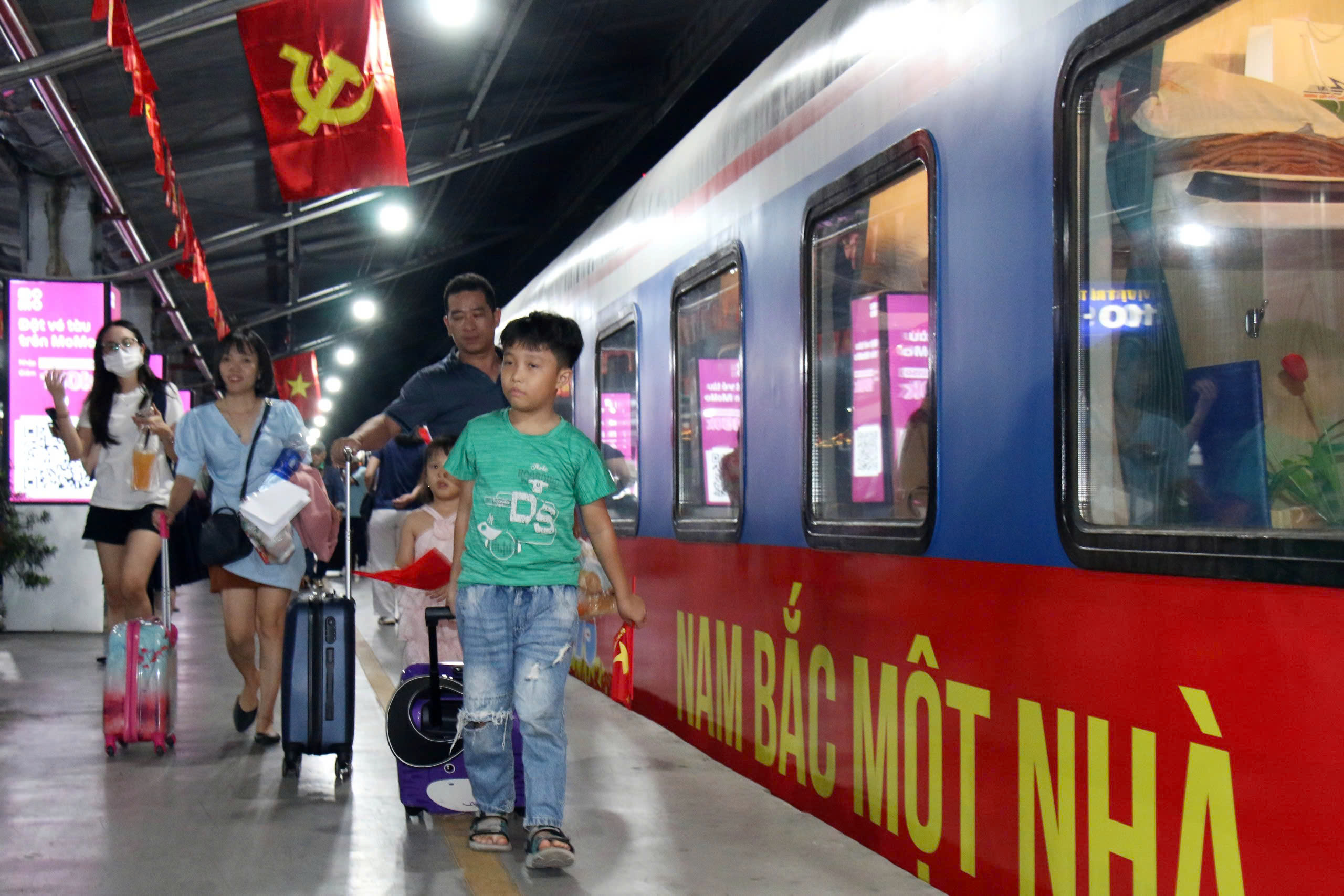 Khởi h&agrave;nh chuyến t&agrave;u đặc biệt ch&agrave;o mừng ng&agrave;y đất nước ho&agrave;n to&agrave;n giải ph&oacute;ng- Ảnh 1.