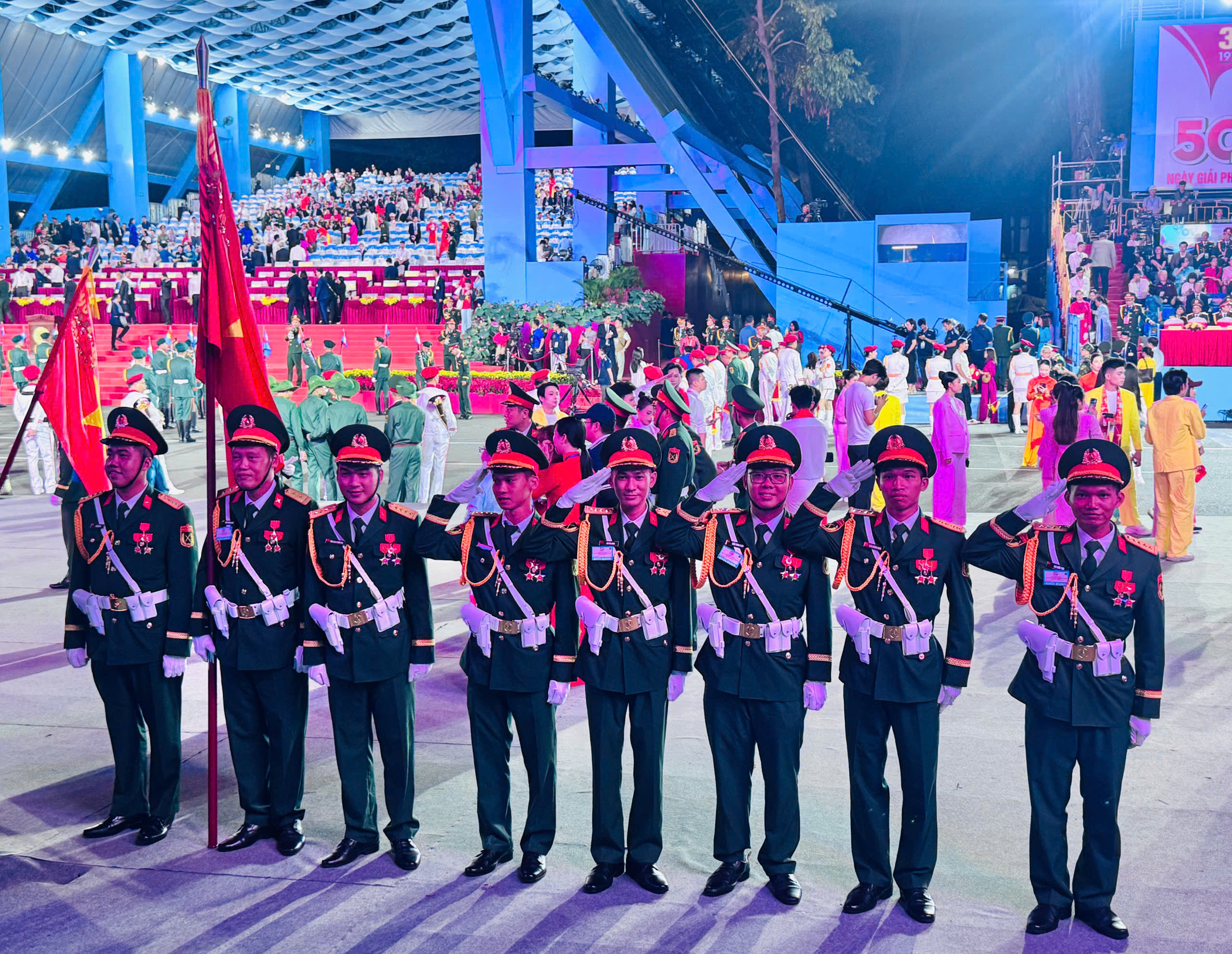 D&ograve;ng người đổ về trung t&acirc;m TP.HCM, chờ xuy&ecirc;n đ&ecirc;m xem diễu binh, diễu h&agrave;nh- Ảnh 6.