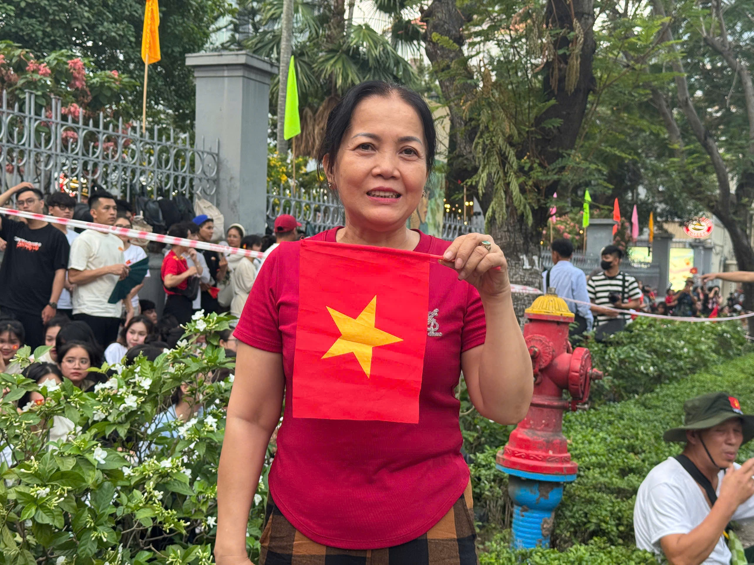 D&ograve;ng người đổ về trung t&acirc;m TP.HCM, chờ xuy&ecirc;n đ&ecirc;m xem diễu binh, diễu h&agrave;nh- Ảnh 12.