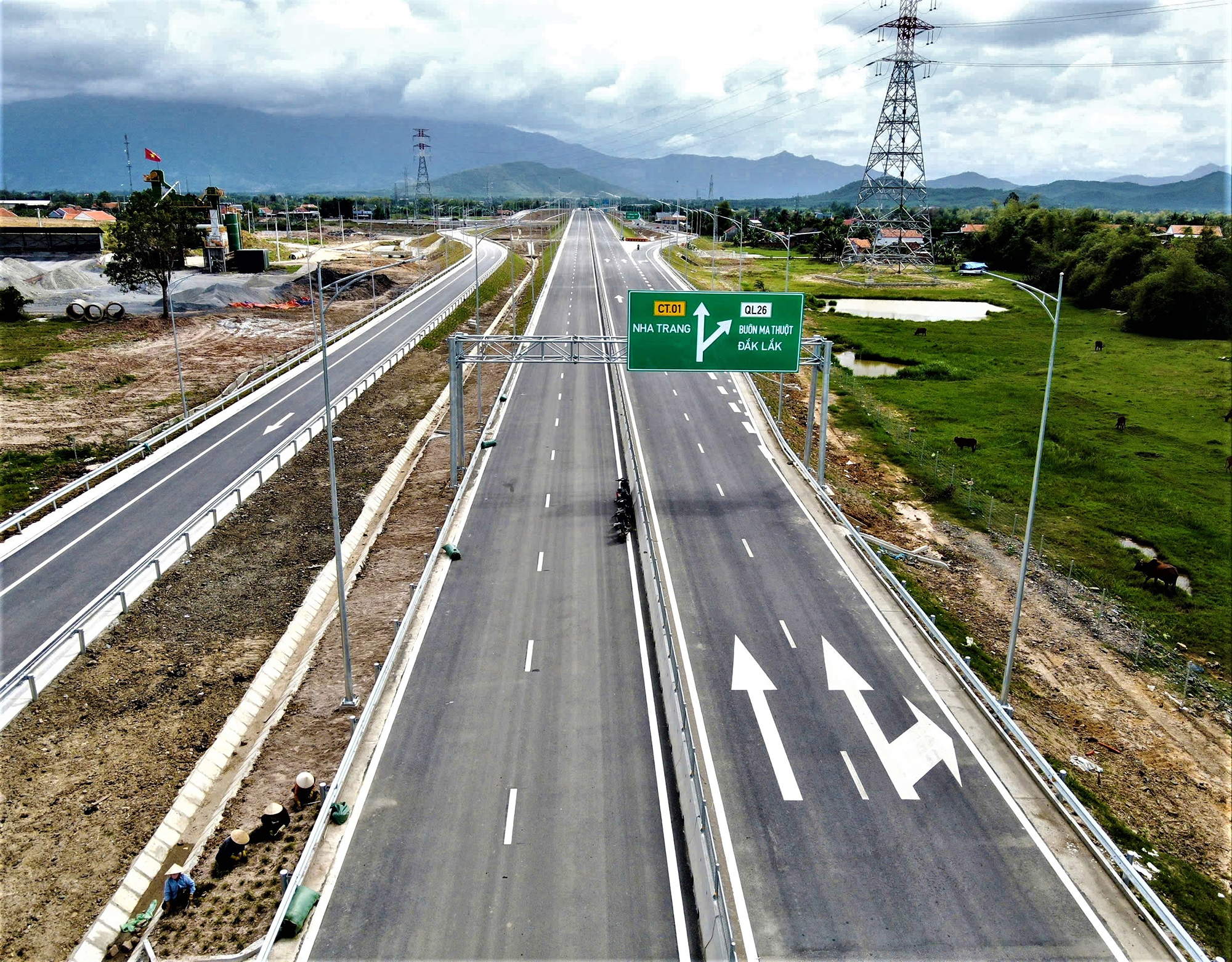 Chạy đua nối th&ocirc;ng 4 tuyến cao tốc dịp 30/4- Ảnh 1.