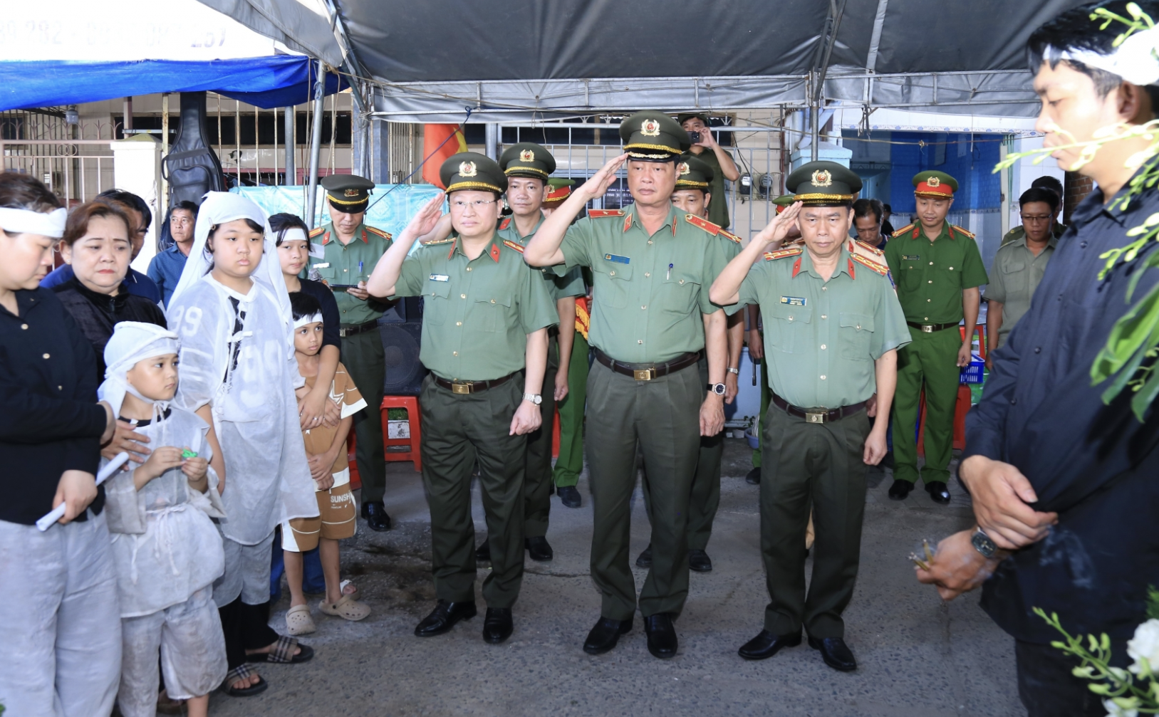 Truy tặng bằng khen cho anh Huỳnh Tr&iacute; Ph&uacute;c hy sinh khi truy bắt tội phạm- Ảnh 2.