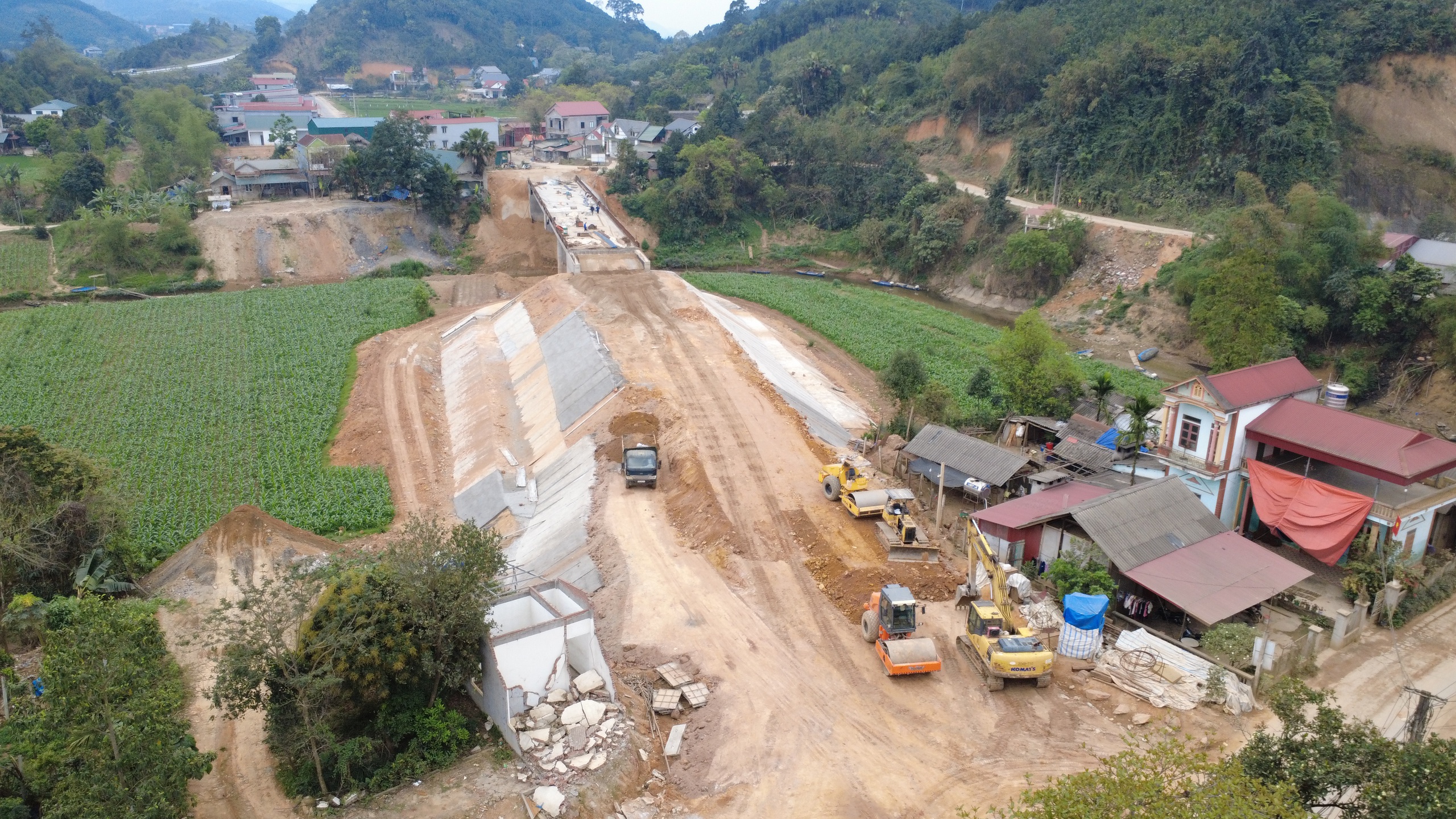 Xuyên lễ thi công tuyến đường 546 tỷ đồng nối cao tốc Nội Bài - Lào Cai- Ảnh 7. Xuyên lễ thi công tuyến đường 546 tỷ đồng nối cao tốc Nội Bài - Lào Cai- Ảnh 7.