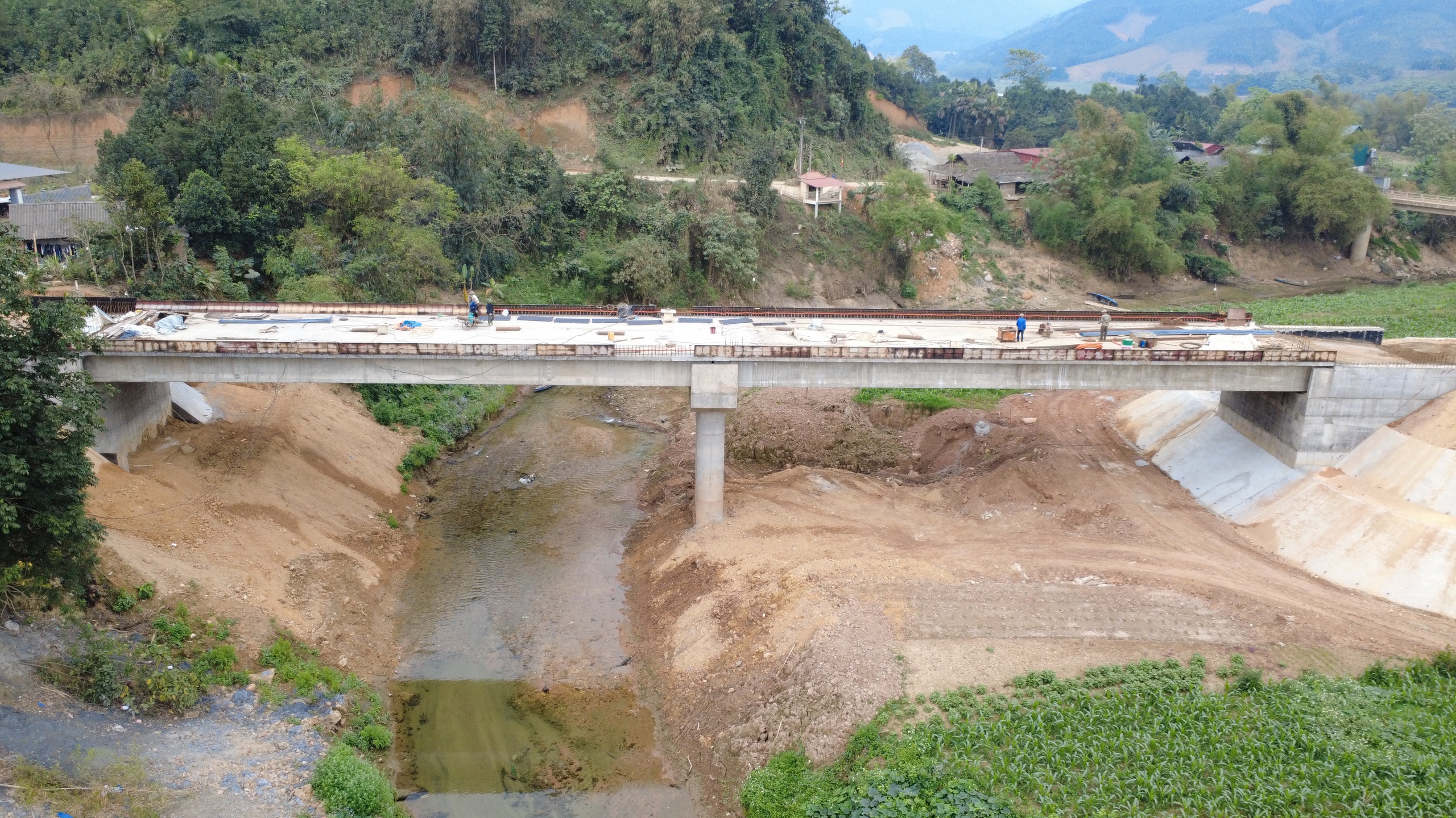 Xuyên lễ thi công tuyến đường 546 tỷ đồng nối cao tốc Nội Bài - Lào Cai- Ảnh 8. Xuyên lễ thi công tuyến đường 546 tỷ đồng nối cao tốc Nội Bài - Lào Cai- Ảnh 8.
