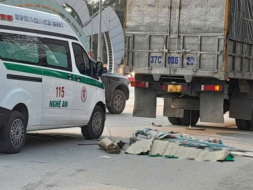 Xe tải cuốn xe m&aacute;y v&agrave;o gầm, một phụ nữ tử vong- Ảnh 1.