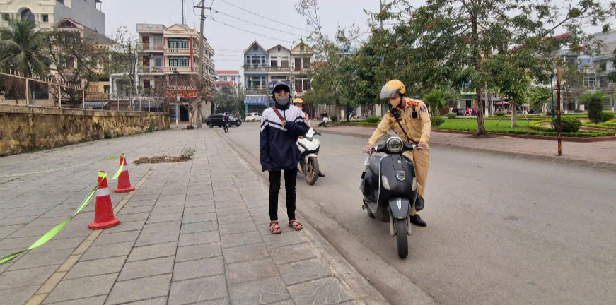 Học sinh đi xe đến lớp, gần 300 phụ huynh Bắc Giang bị phạt- Ảnh 1.