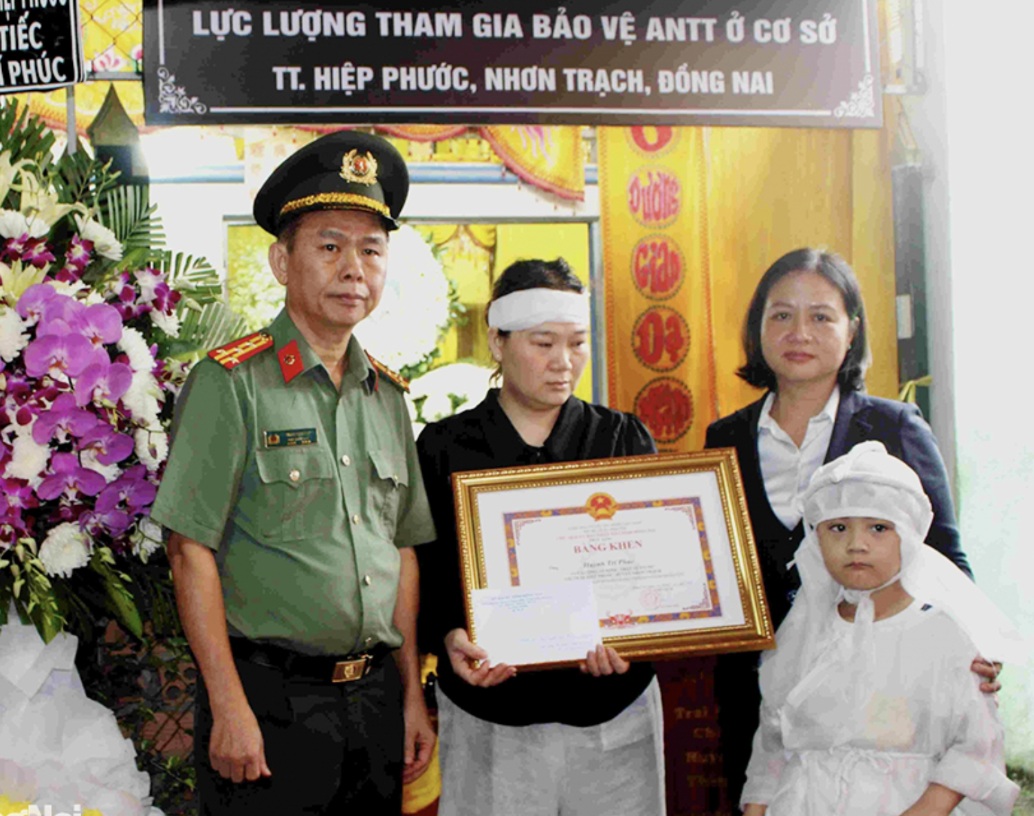 Truy tặng bằng khen cho anh Huỳnh Tr&iacute; Ph&uacute;c hy sinh khi truy bắt tội phạm- Ảnh 1.