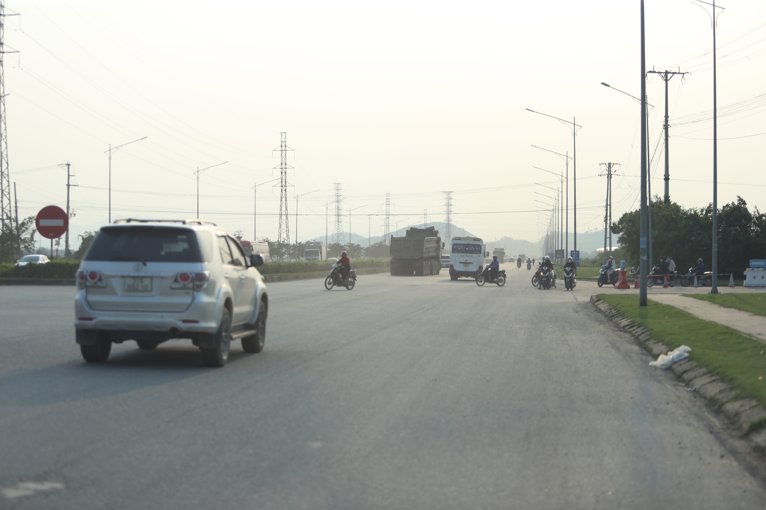 Cảnh b&aacute;o t&igrave;nh trạng c&ocirc;ng nh&acirc;n khu c&ocirc;ng nghiệp đi ngược chiều tr&agrave;n lan tr&ecirc;n QL7C- Ảnh 2.