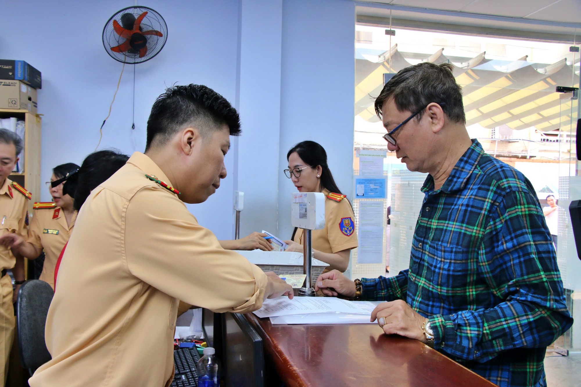 Gần 120.000 người &ldquo;xếp h&agrave;ng&rdquo; chờ s&aacute;t hạch l&aacute;i xe ở TP.HCM- Ảnh 2.