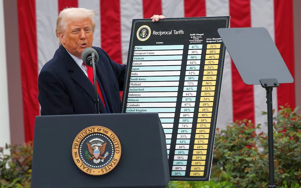 Tổng thống Trump c&ocirc;ng bố mức thuế quan cơ bản 10% đối với tất cả h&agrave;ng nhập khẩu v&agrave;o Mỹ