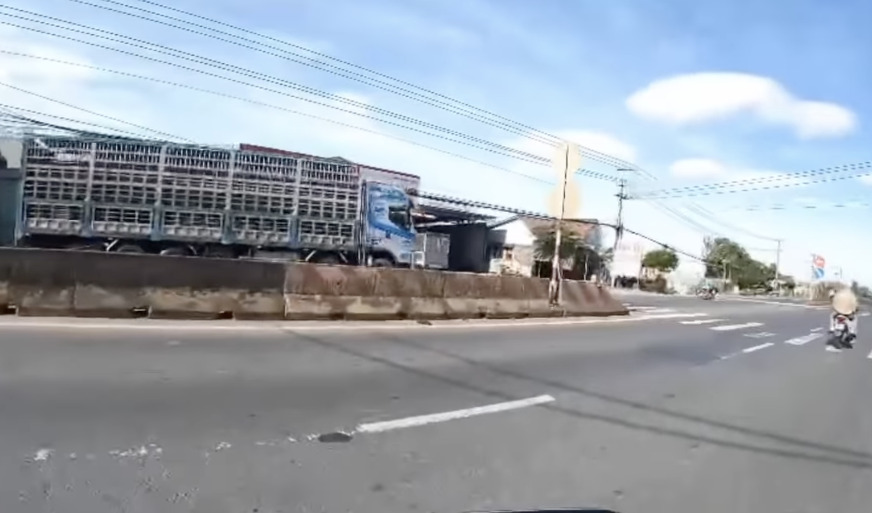 Từ h&igrave;nh ảnh người d&acirc;n cung cấp, t&agrave;i xế xe tải đi ngược chiều tr&ecirc;n QL1 bị xử l&yacute;- Ảnh 1.