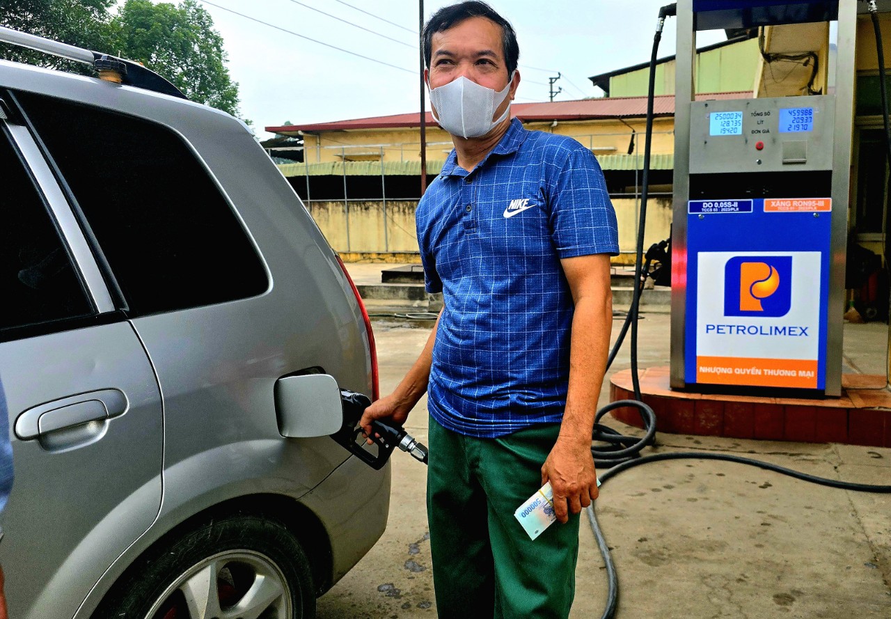 Gi&aacute; xăng tăng mạnh, RON 95 chạm mốc 21.000 đồng/l&iacute;t- Ảnh 1.