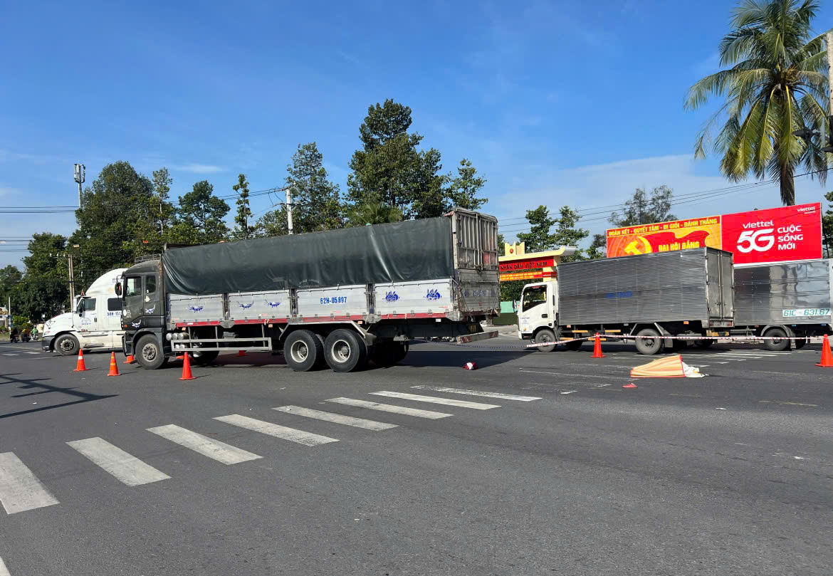 Xe tải &ocirc;m cua va chạm xe m&aacute;y, người phụ nữ tử vong thương t&acirc;m- Ảnh 1.