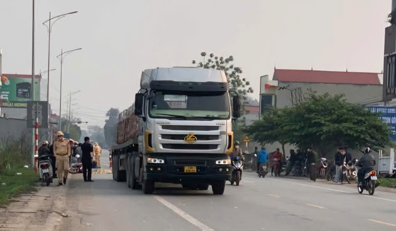 Va chạm xe đầu k&eacute;o đi c&ugrave;ng chiều, người phụ nữ tử vong- Ảnh 2.