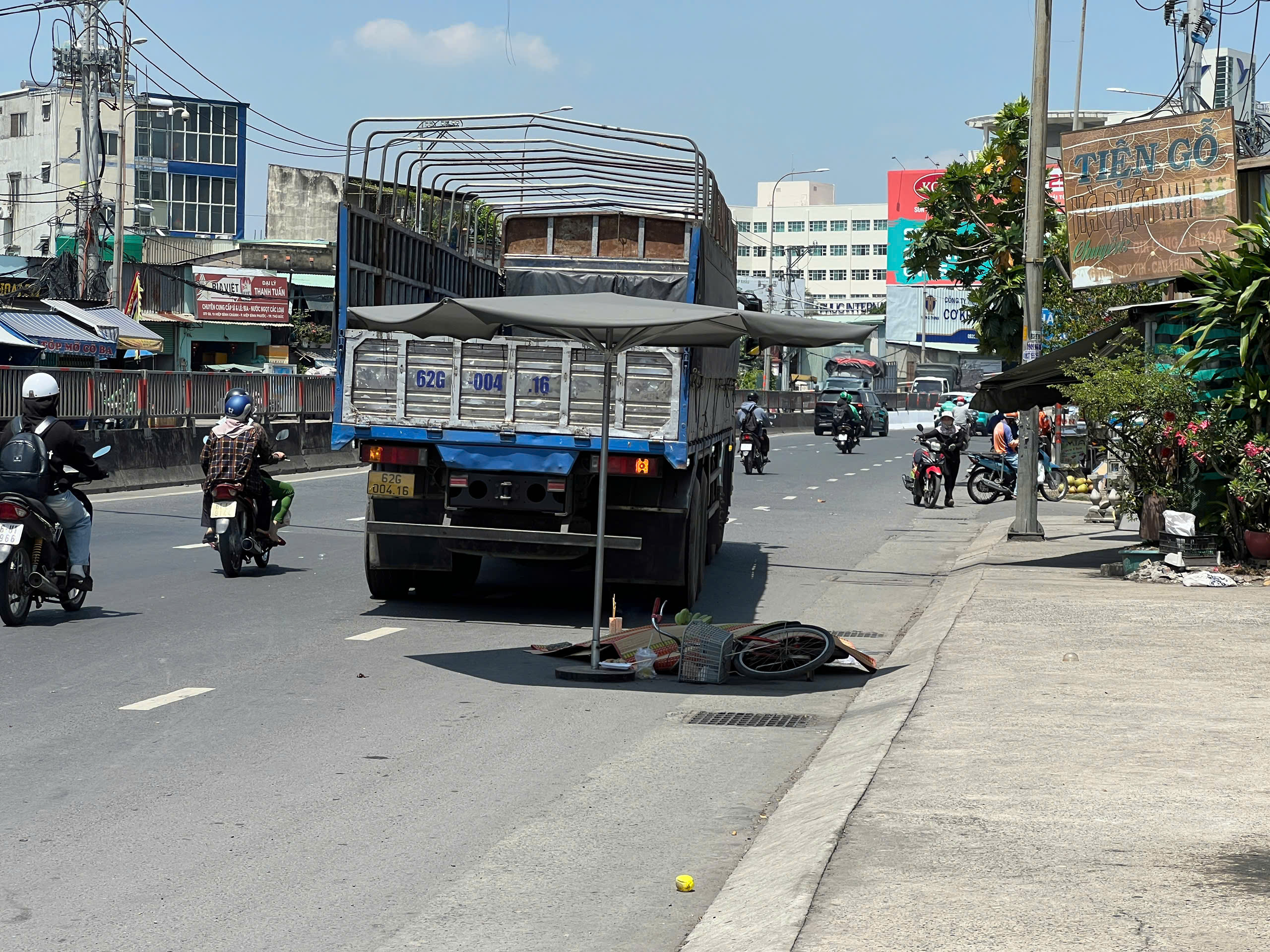 Bất ngờ ngã xuống đường, cụ bà bị xe tải cán tử vong- Ảnh 1. Bất ngờ ngã xuống đường, cụ bà bị xe tải cán tử vong- Ảnh 1.