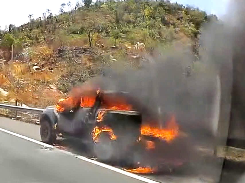 &Ocirc; t&ocirc; b&aacute;n tải bốc ch&aacute;y ng&ugrave;n ngụt tr&ecirc;n cao tốc Phan Thiết - Dầu Gi&acirc;y- Ảnh 1.