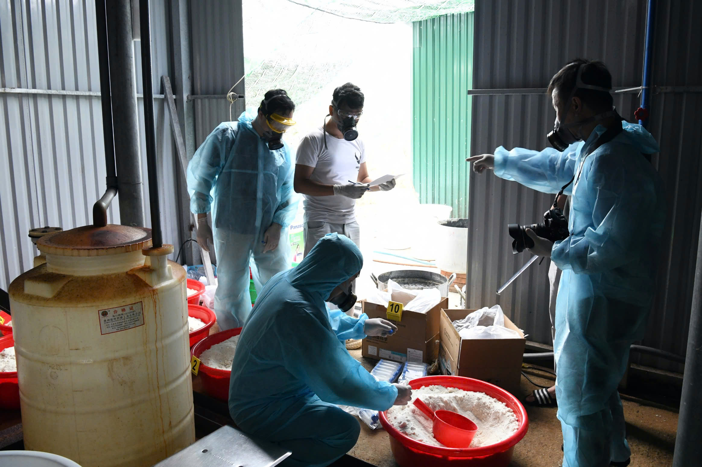 H&igrave;nh ảnh chưa từng c&ocirc;ng bố vụ bắt nh&oacute;m sản xuất 1,4 tấn ma t&uacute;y ở Nha Trang- Ảnh 13.