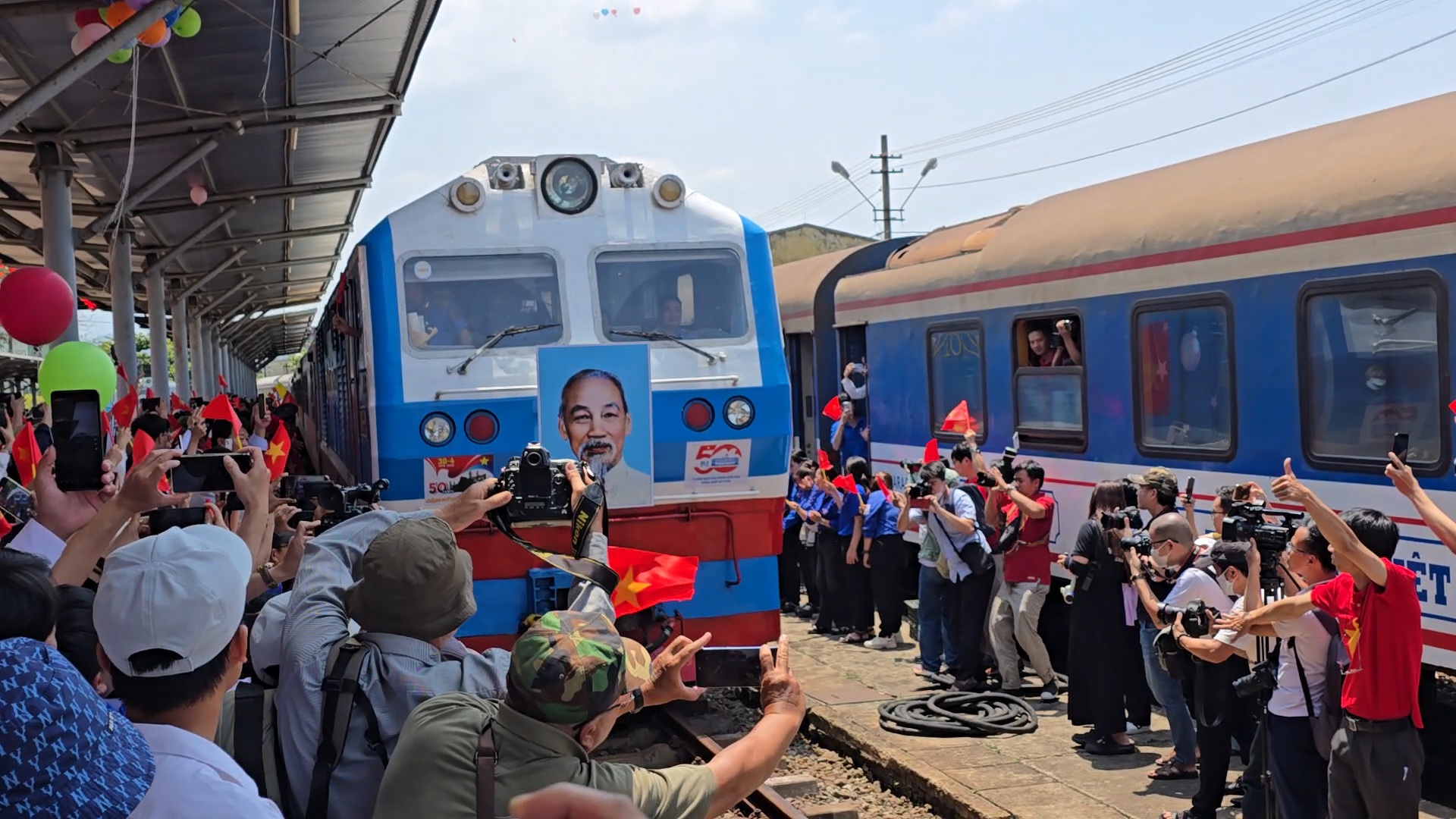 Đo&agrave;n t&agrave;u Thống Nhất hội ngộ tại ga Đ&agrave; Nẵng, t&aacute;i hiện kh&iacute; thế lịch sử- Ảnh 4.