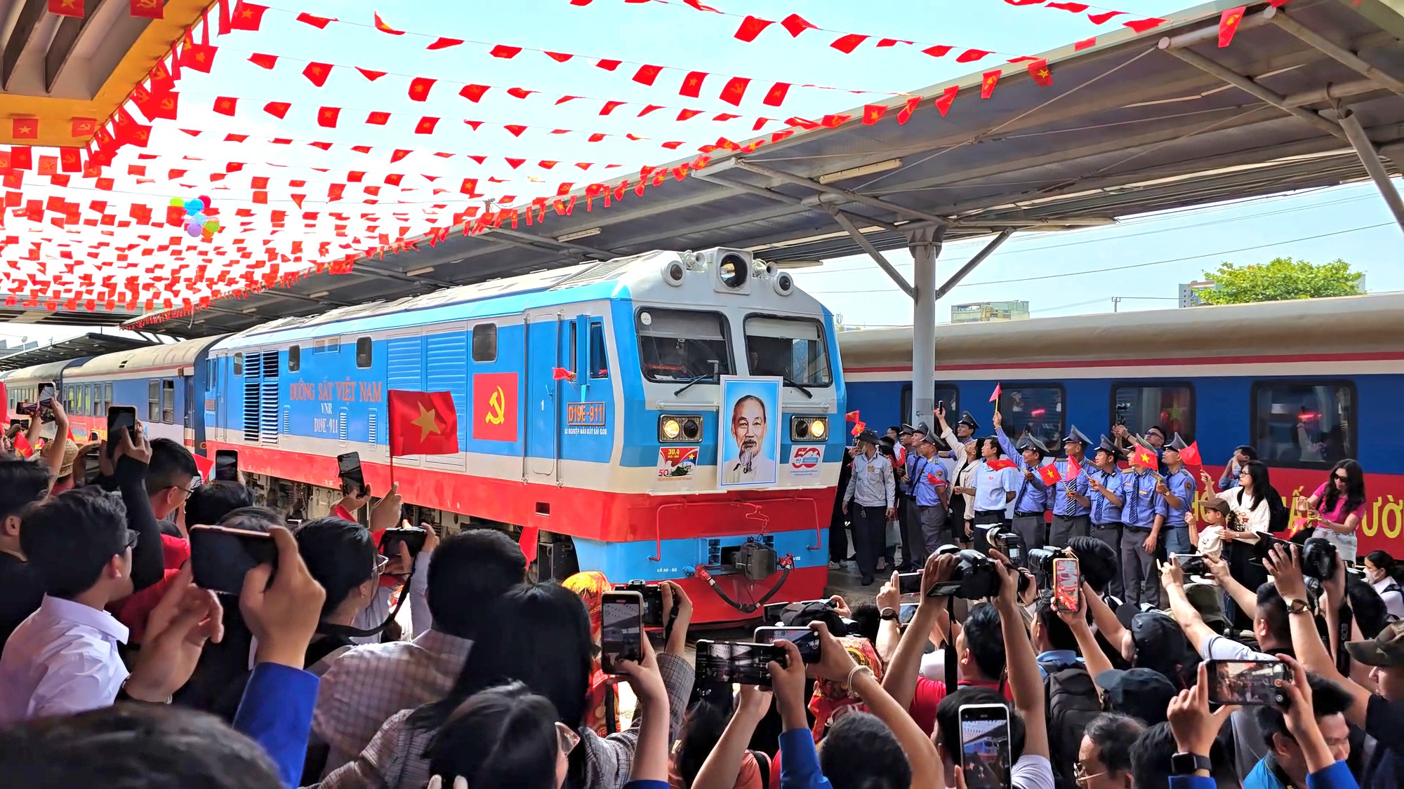 Đo&agrave;n t&agrave;u Thống Nhất hội ngộ tại ga Đ&agrave; Nẵng, t&aacute;i hiện kh&iacute; thế lịch sử- Ảnh 2.