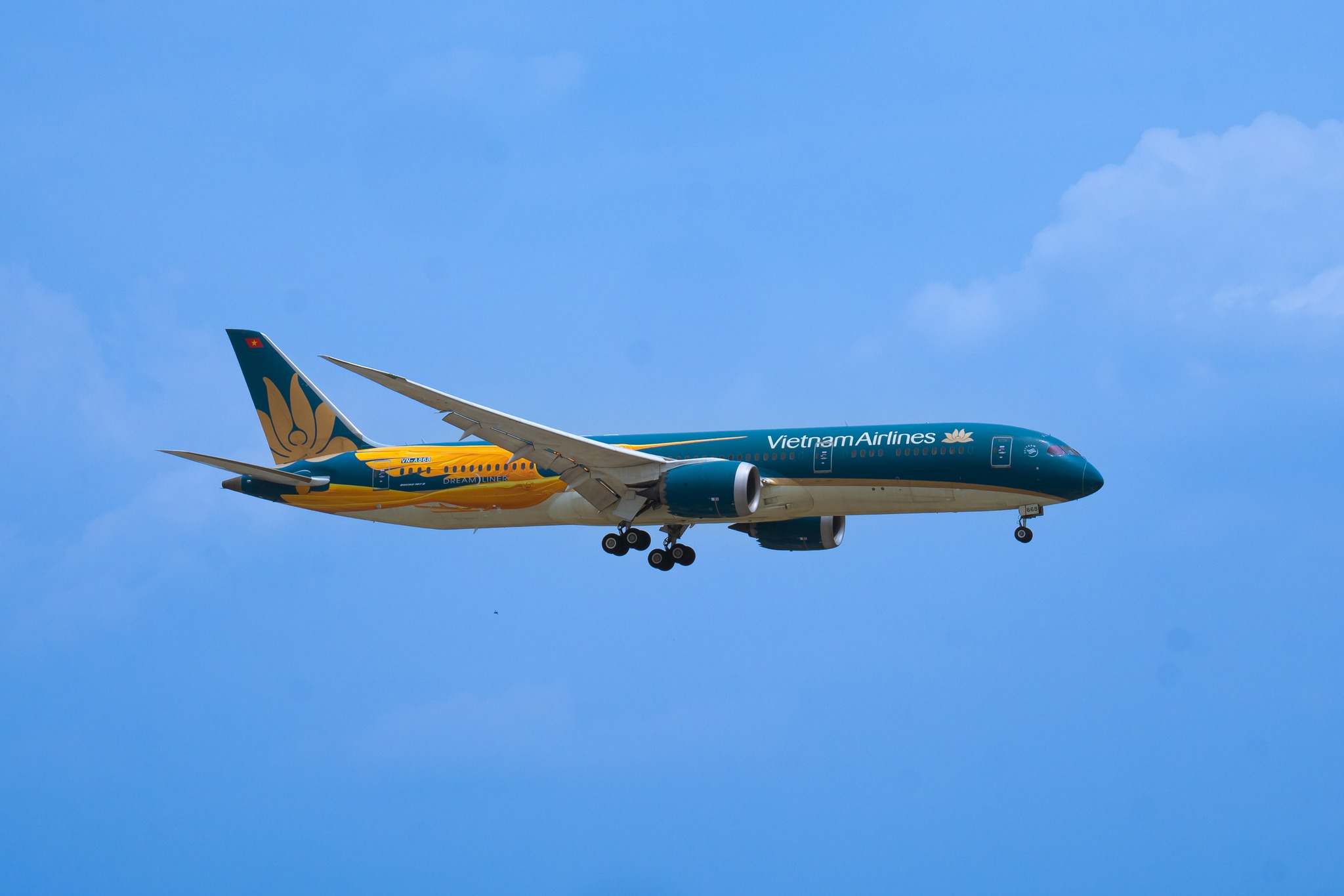 Kh&aacute;ch quốc tế b&ugrave;ng nổ, Vietnam Airlines l&atilde;i lớn- Ảnh 2.