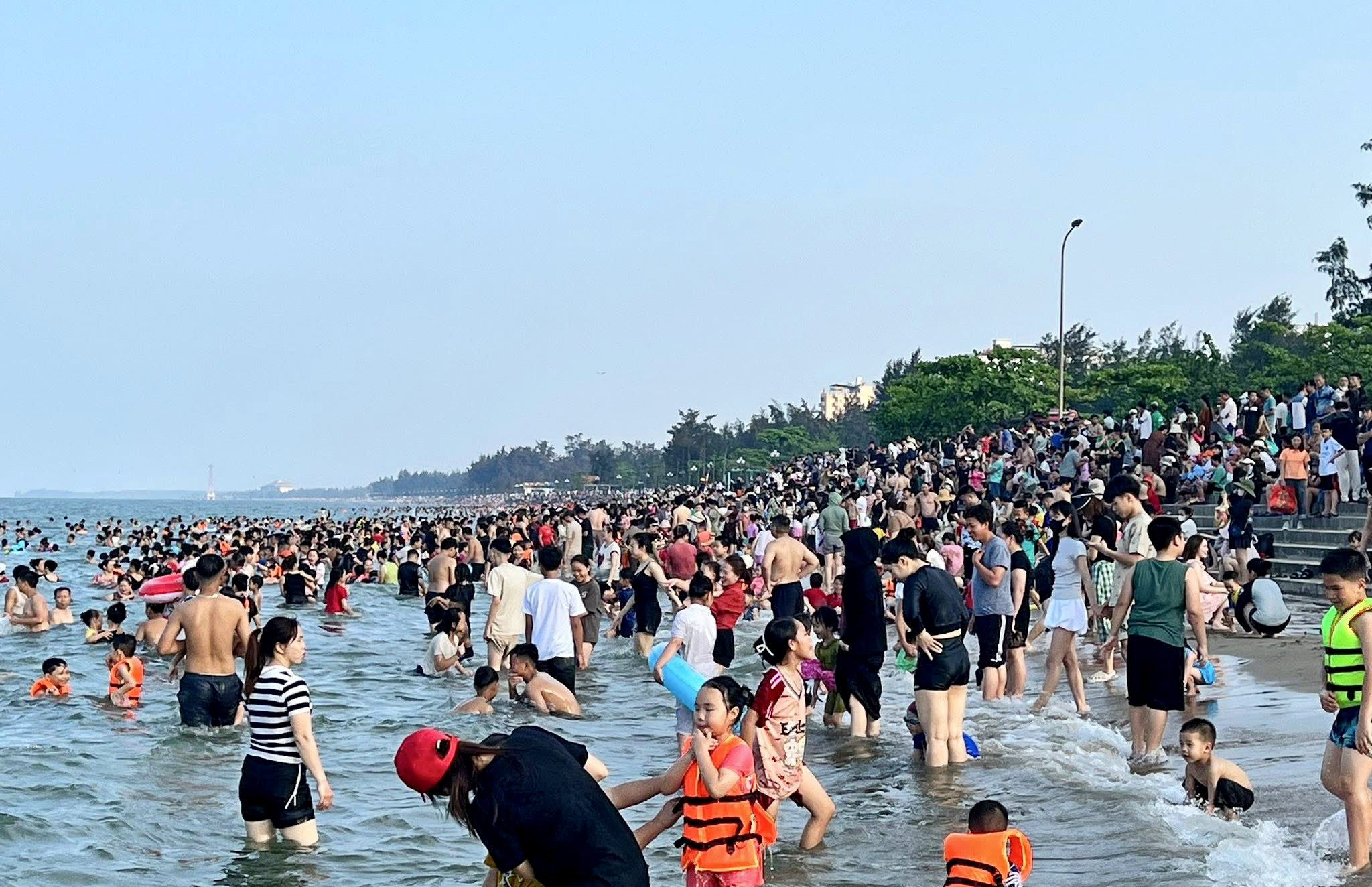 H&agrave;ng vạn du kh&aacute;ch đổ về biển Cửa L&ograve; dịp nghỉ lễ- Ảnh 10.